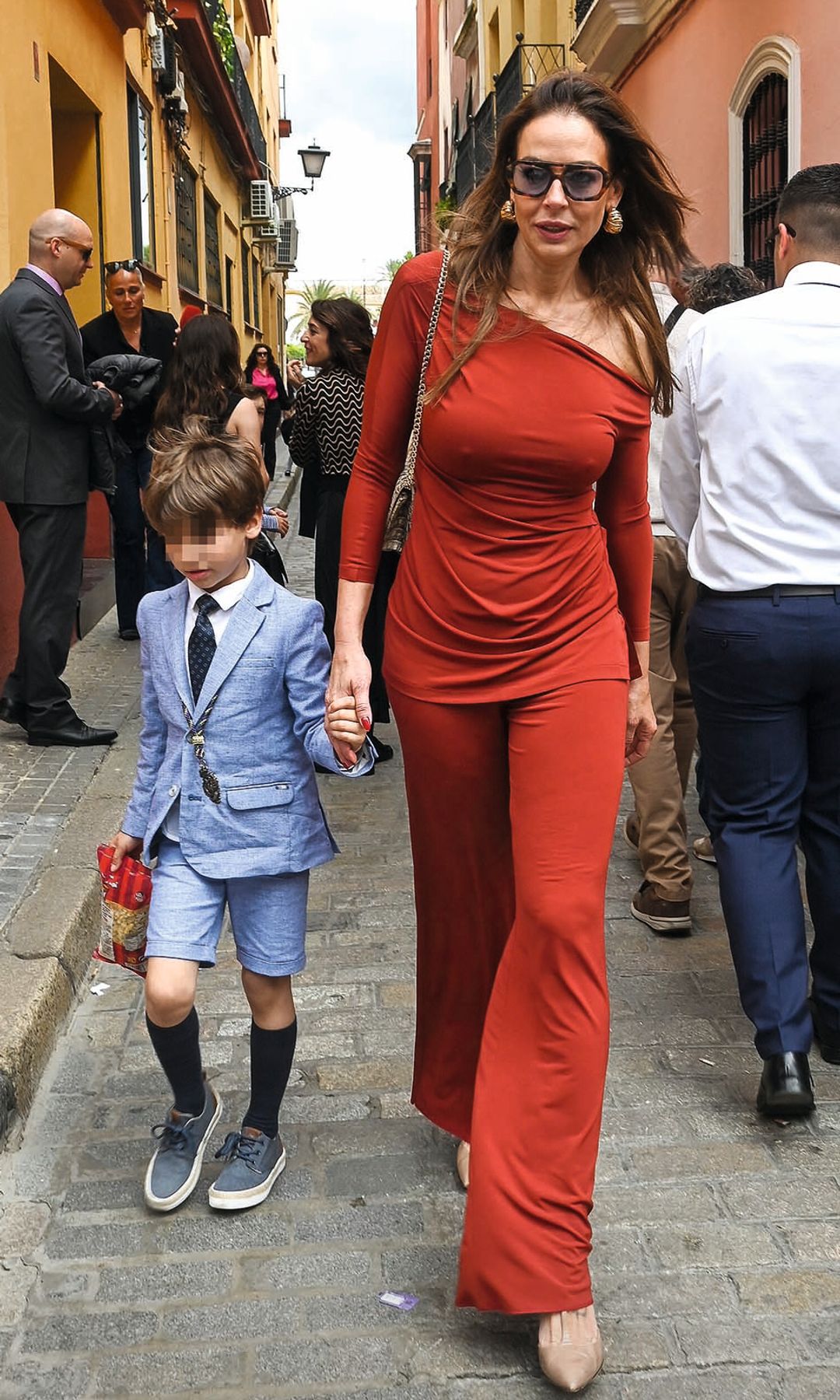 Eva González caminando con su hijo