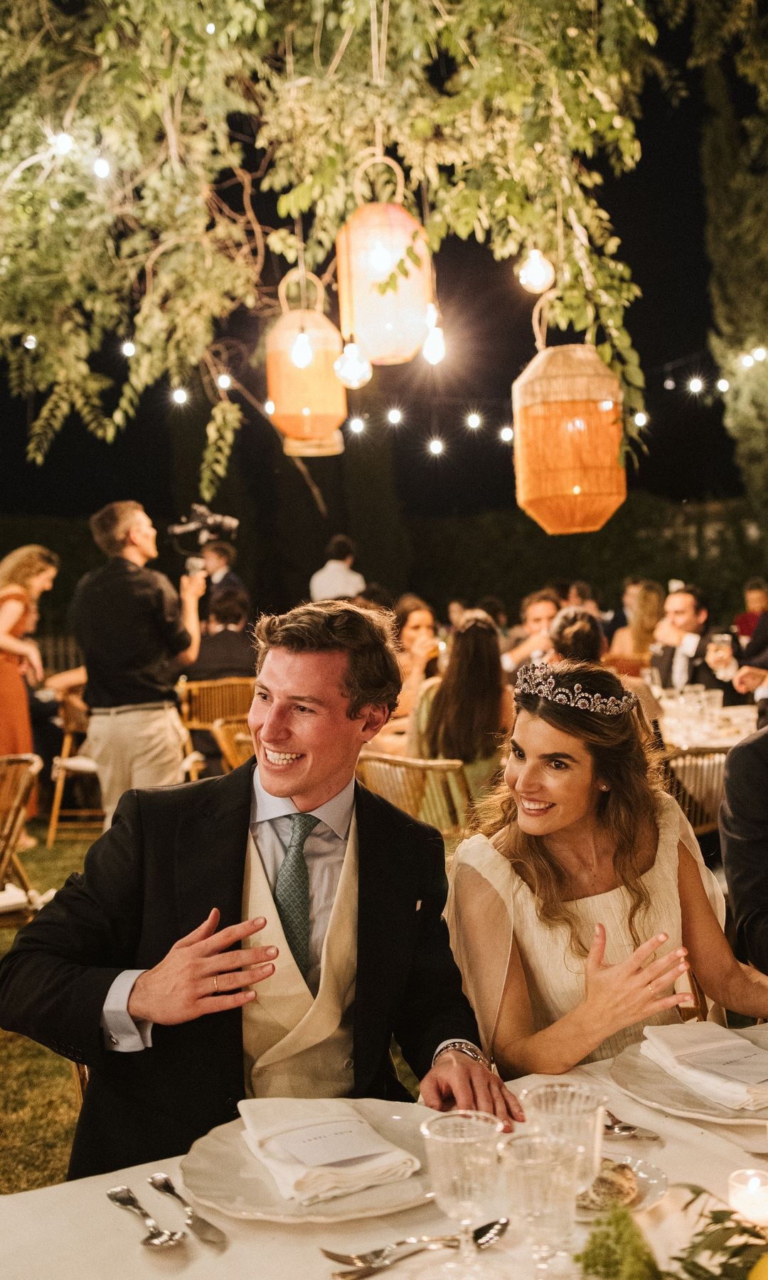 Los novios durante la cena