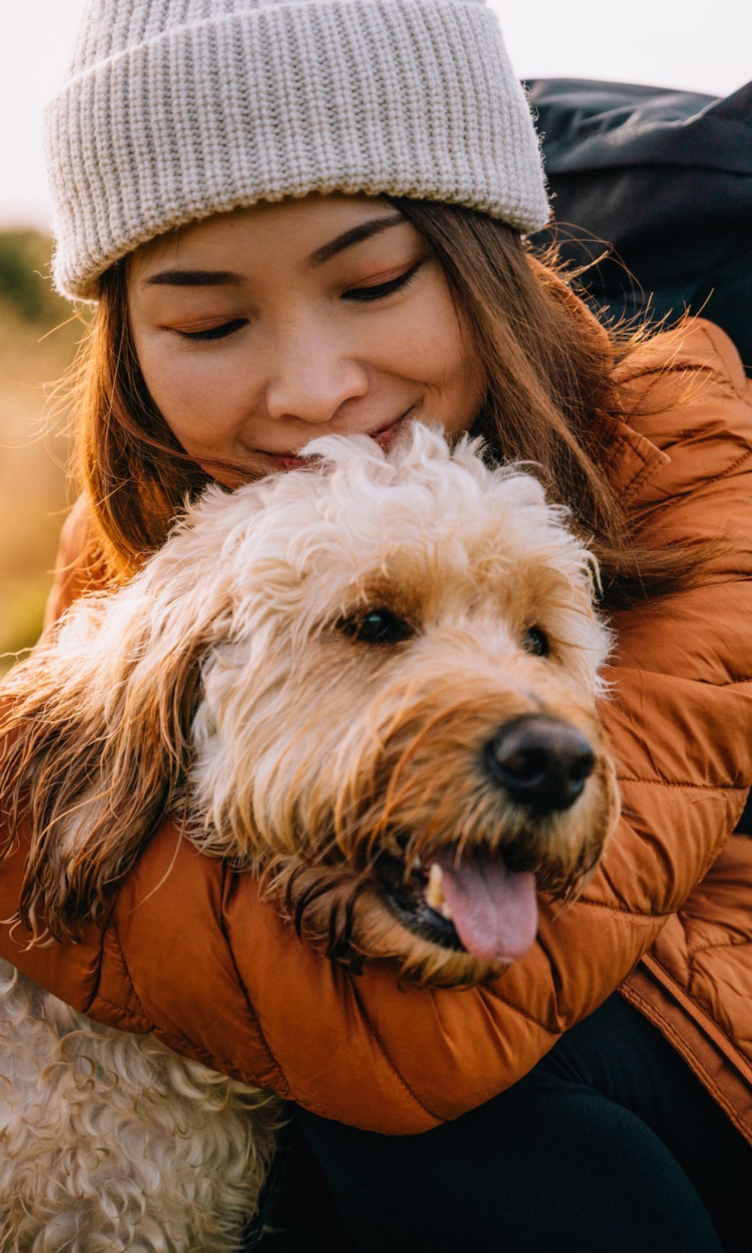 Mujer asiática con su perro en el campo