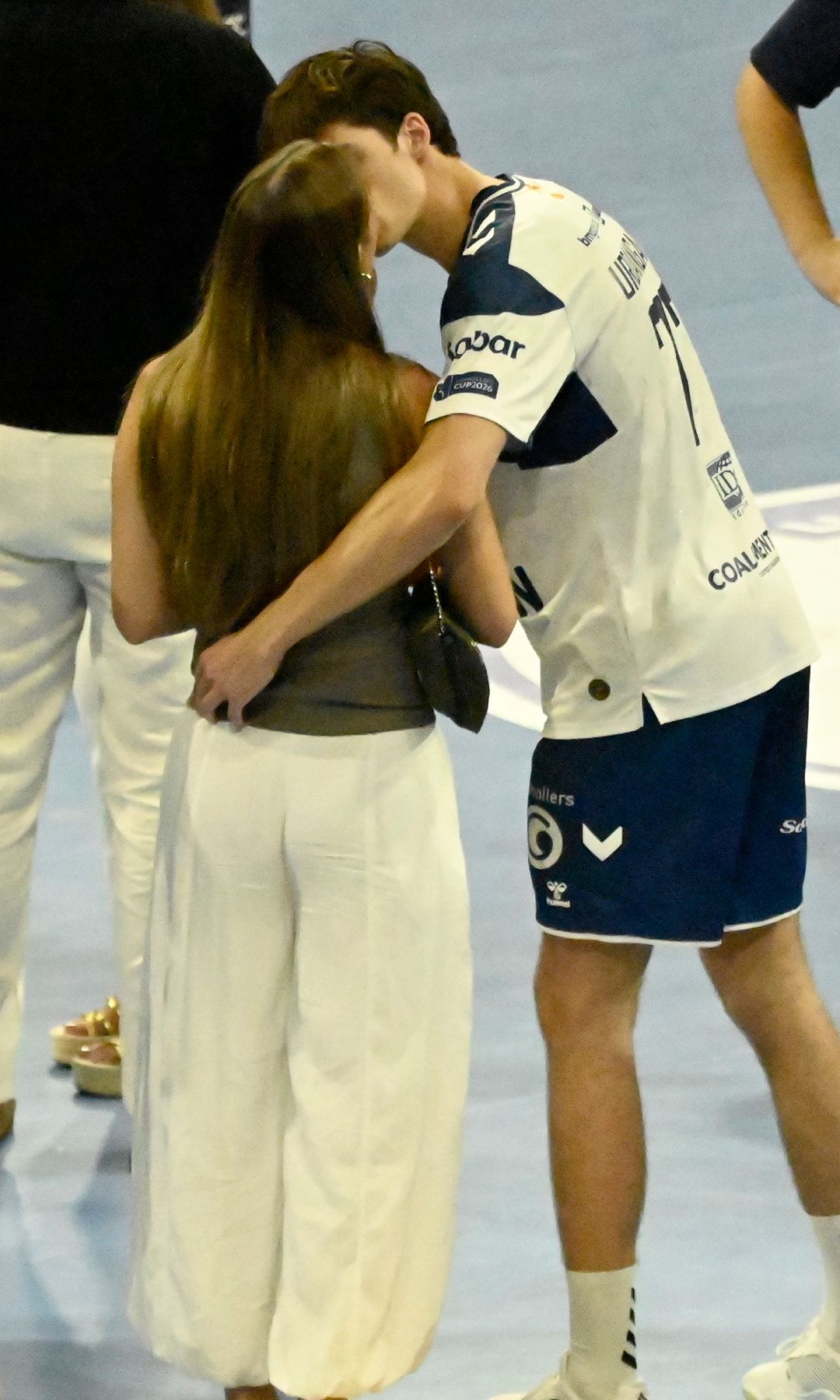 El romántico beso entre Johanna y Pablo tras la victoria. Aunque la pareja mantiene una relación discreta, no dejan de demostrar su amor con naturalidad en cada aparición pública