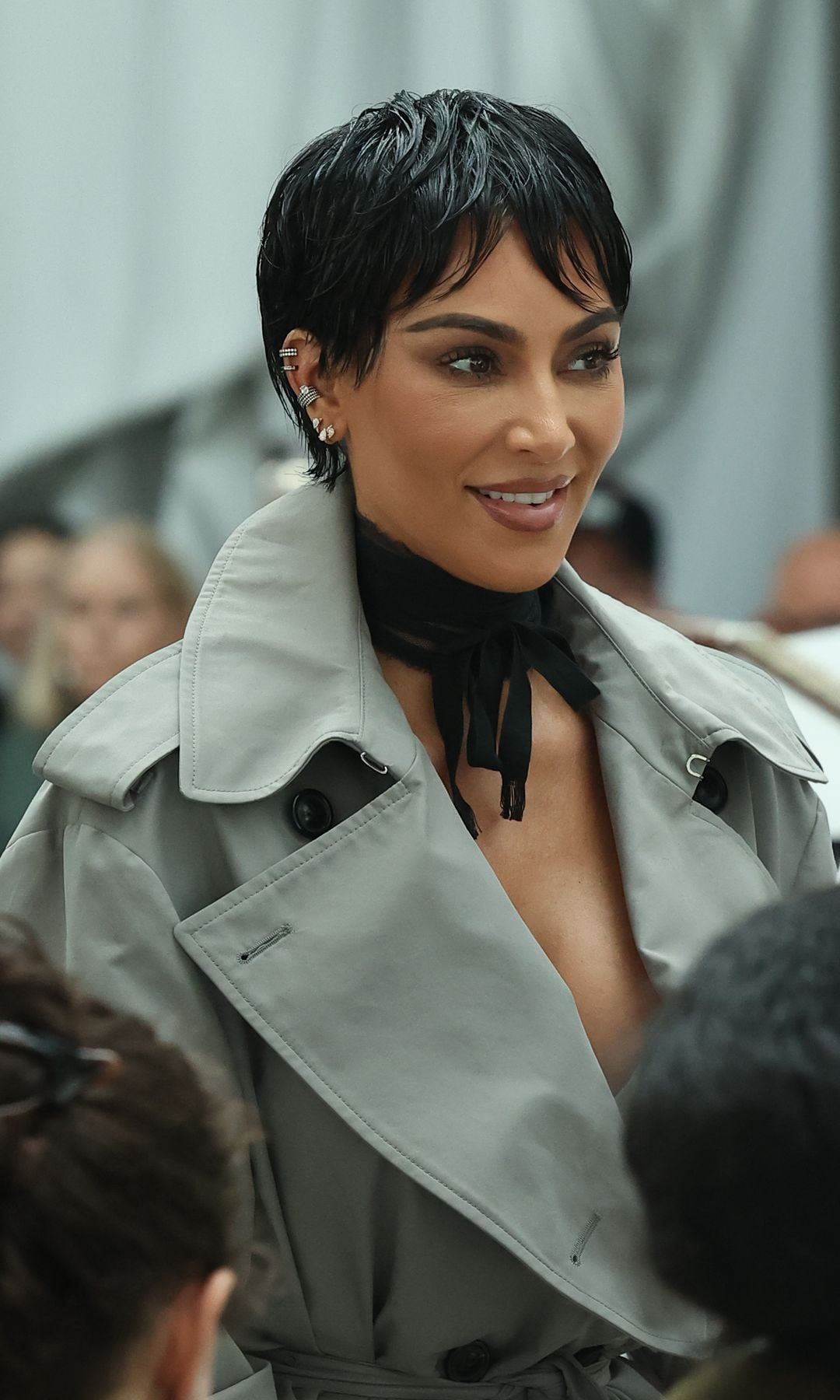 Kim Kardashian estrena corte pixie que recuerda a Kris Jenner