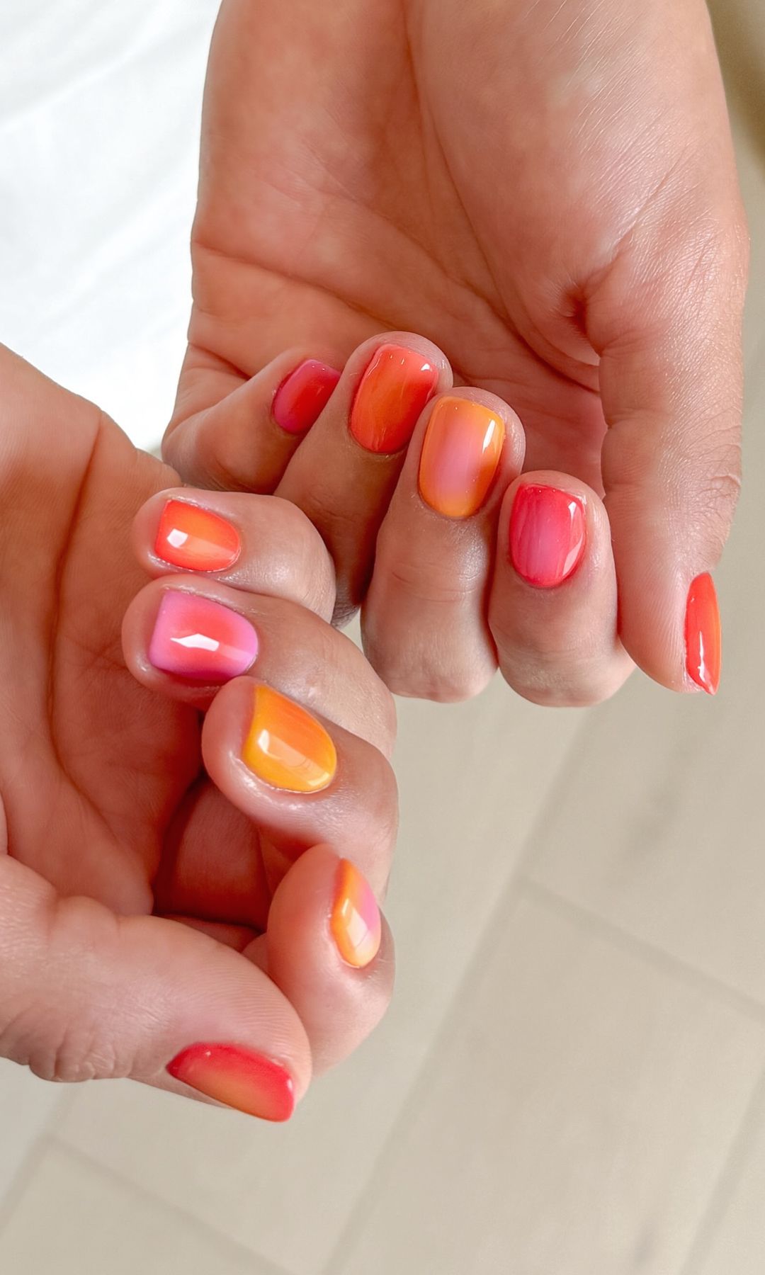 Manicura en diferentes tonos naranjas