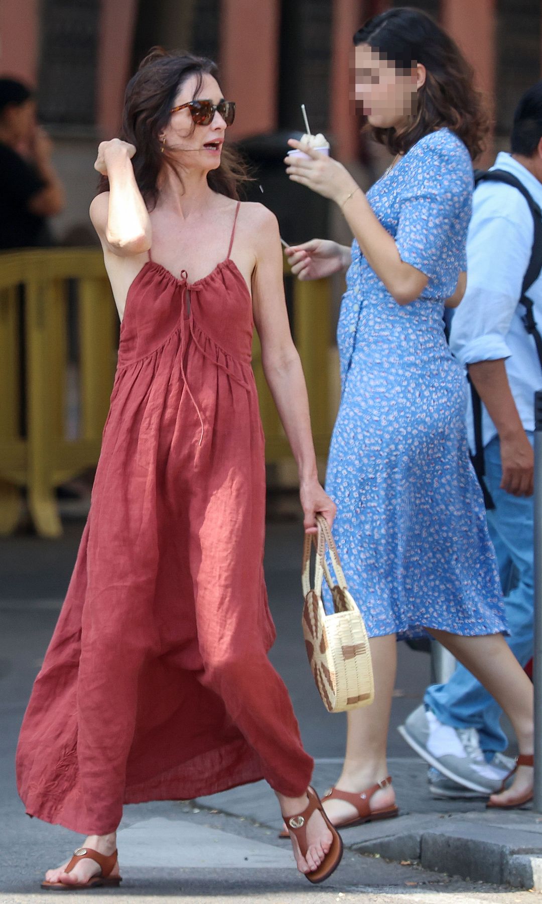 Paz Vega junto a su hija Ava por Madrid