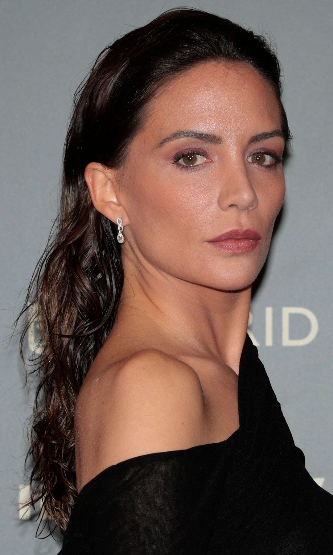  María Hervás con cabello efecto mojado 