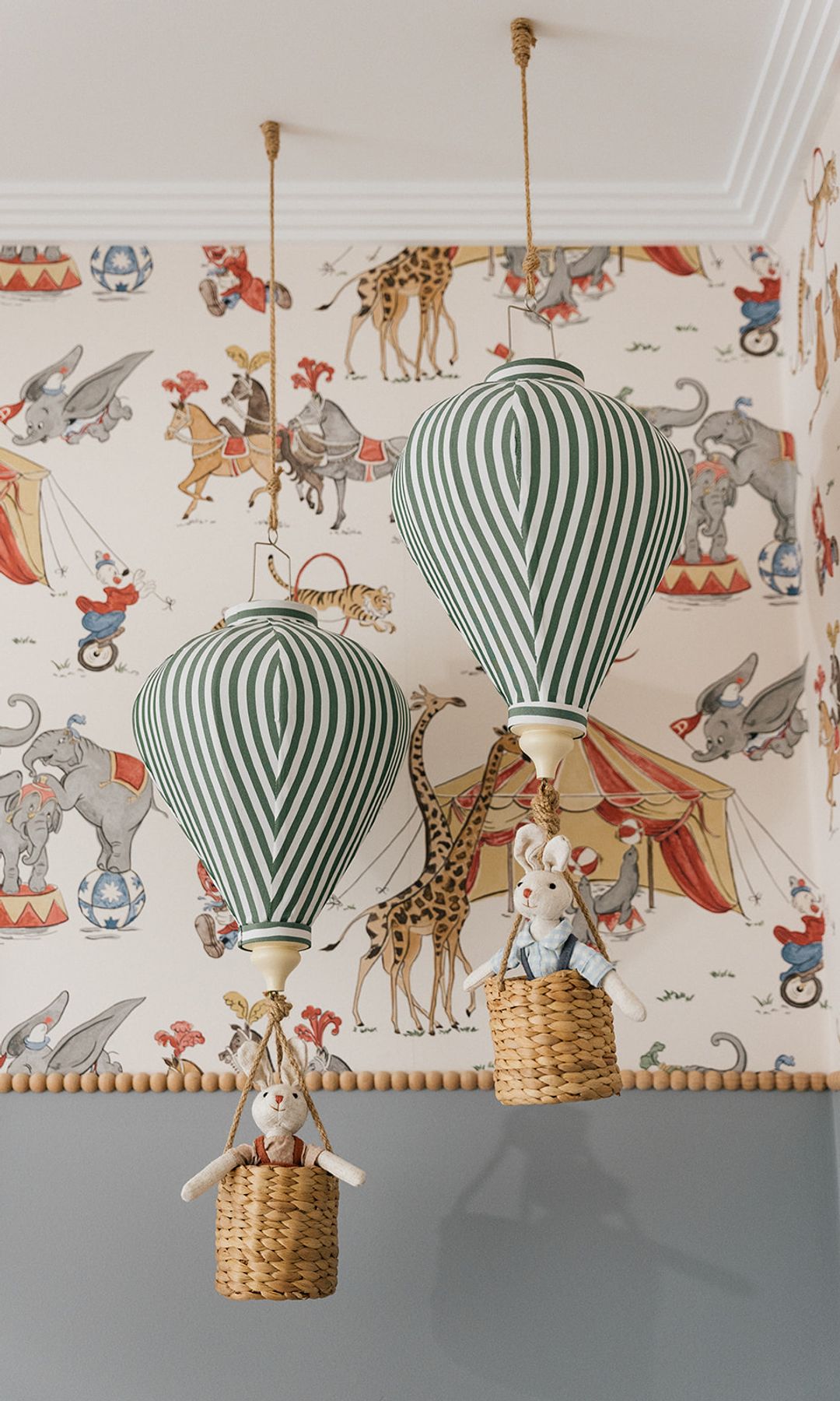 Detalle de decoración colgante en la habitación infantil