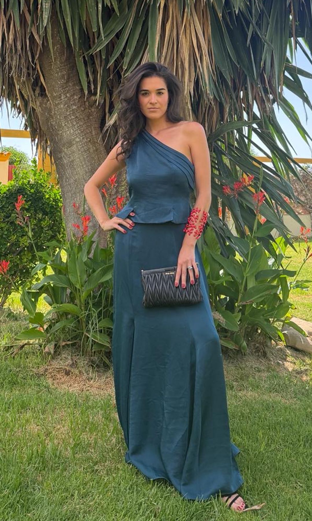 Bárbara Mirjan con conjunto de invitada para una boda