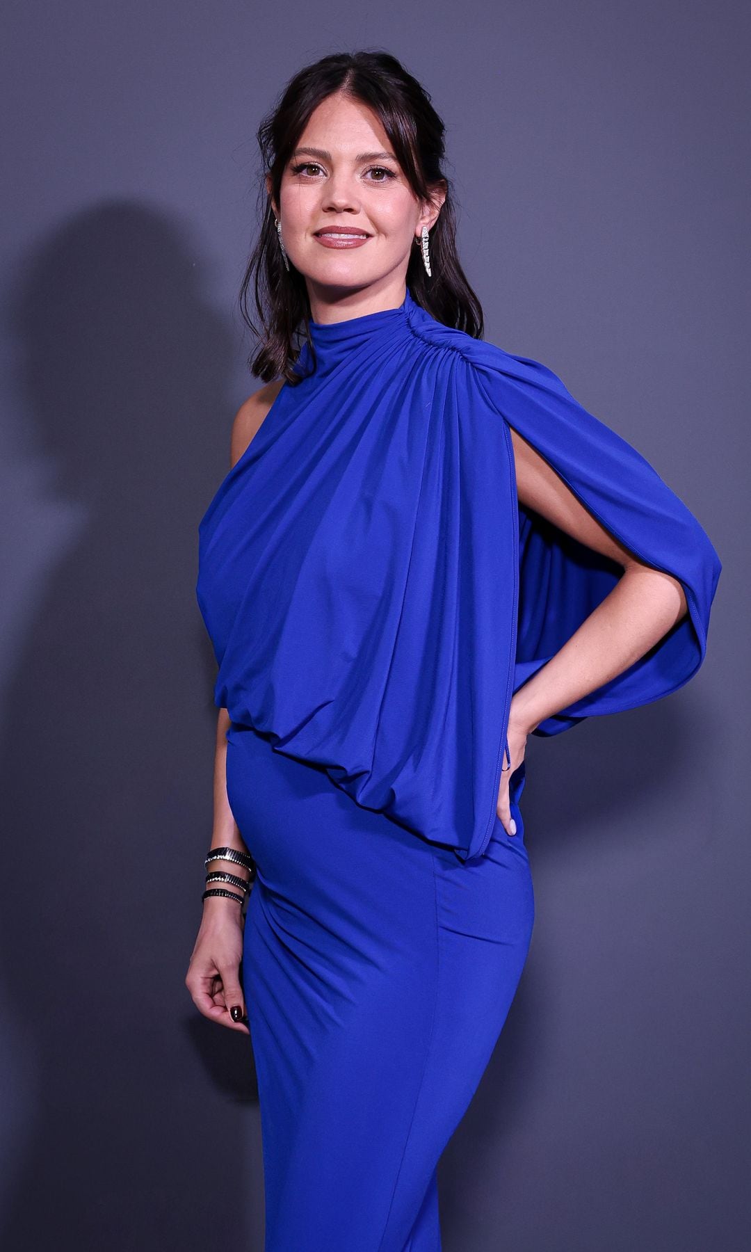 Isabelle Junot con vestido azul de invitada