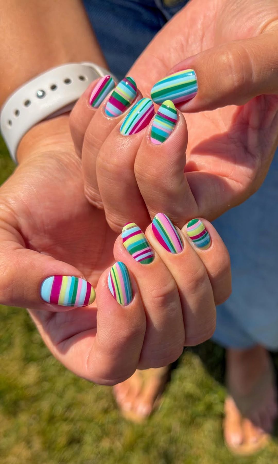 Manicura patrón de rayas y multicolor