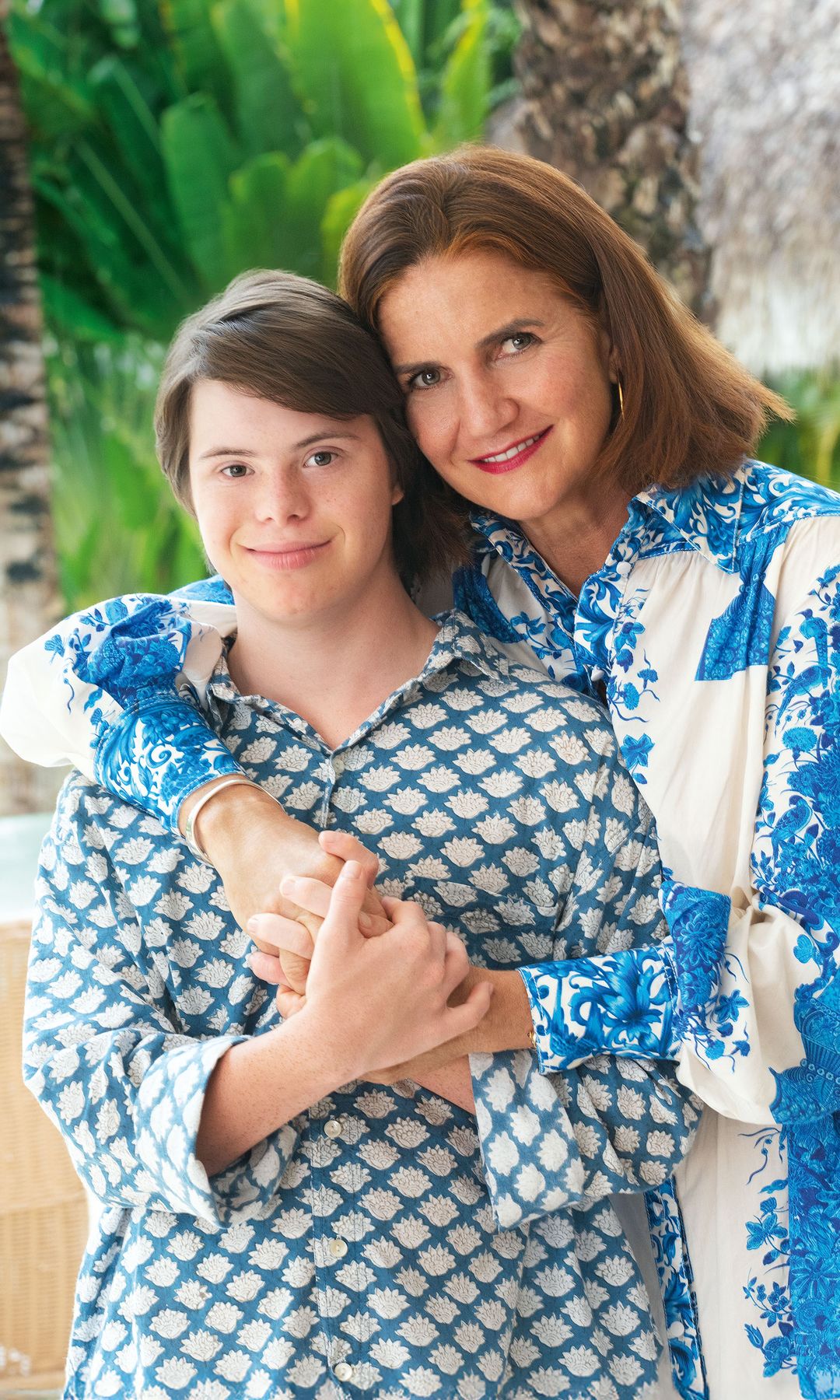 Samantha Vallejo-Nágera con su hijo Roscón en la portada de ¡HOLA!