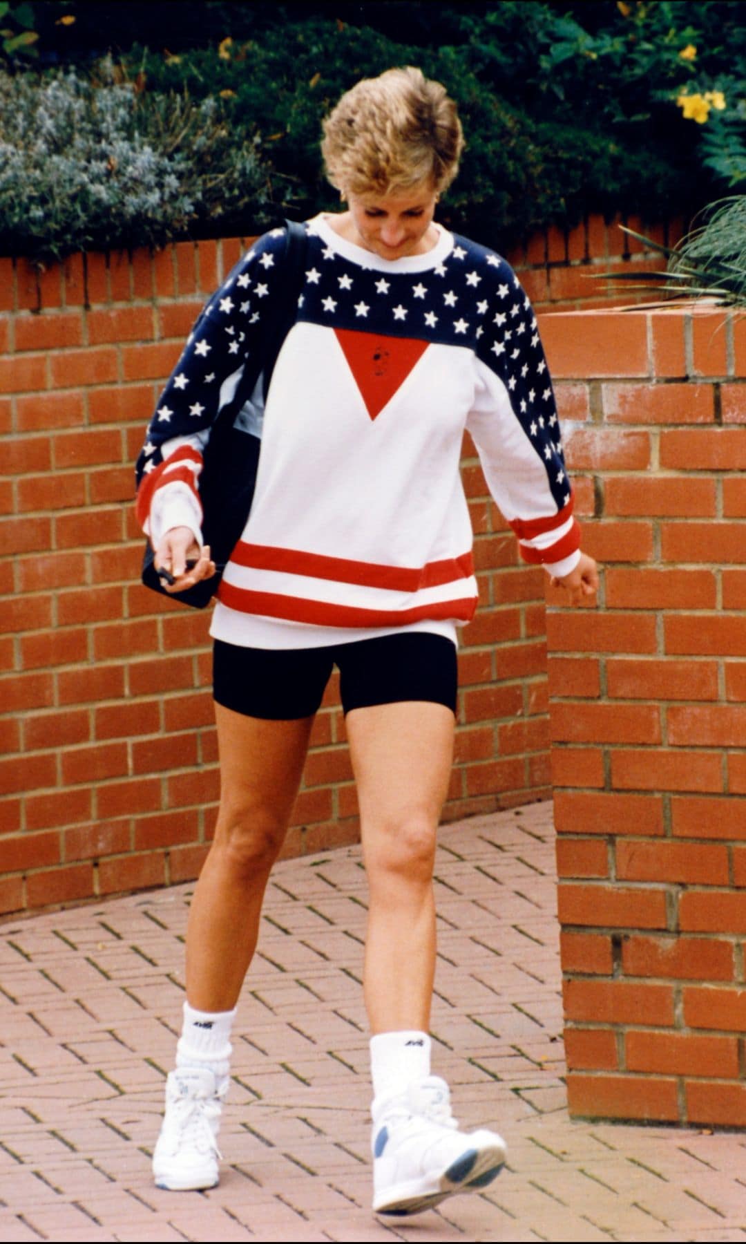 Diana de Gales con sudadera saliendo del gimnasio en 1996