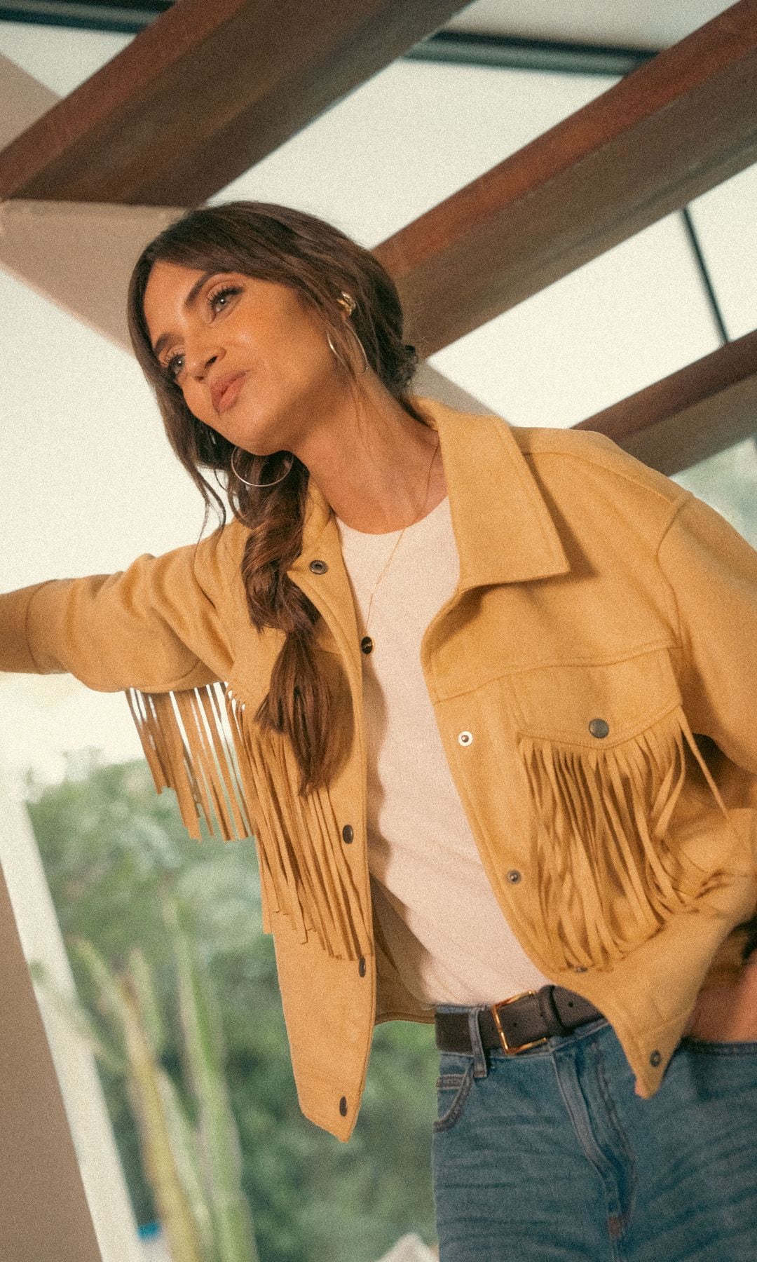 Sara Carbonero con una chaqueta de flecos mostaza