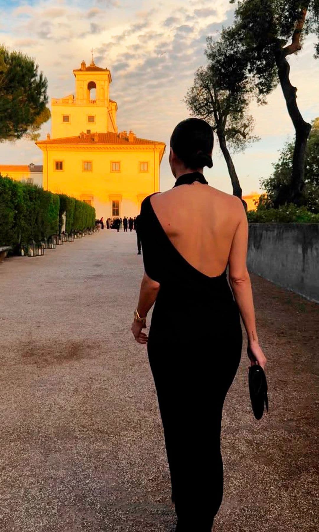 Gala González en Roma con vestido negro de Dior