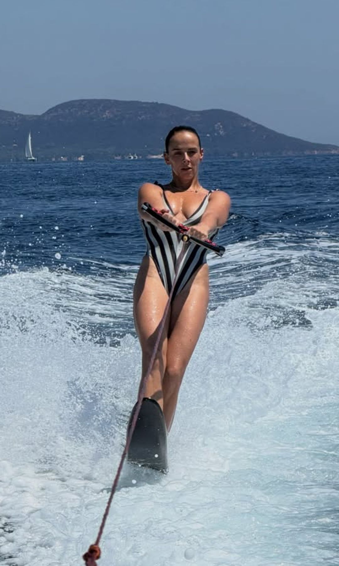 Pauline Ducruet con la nueva versión del bañador a rayas que en los ochenta lució su madre, Estefanía de Mónaco