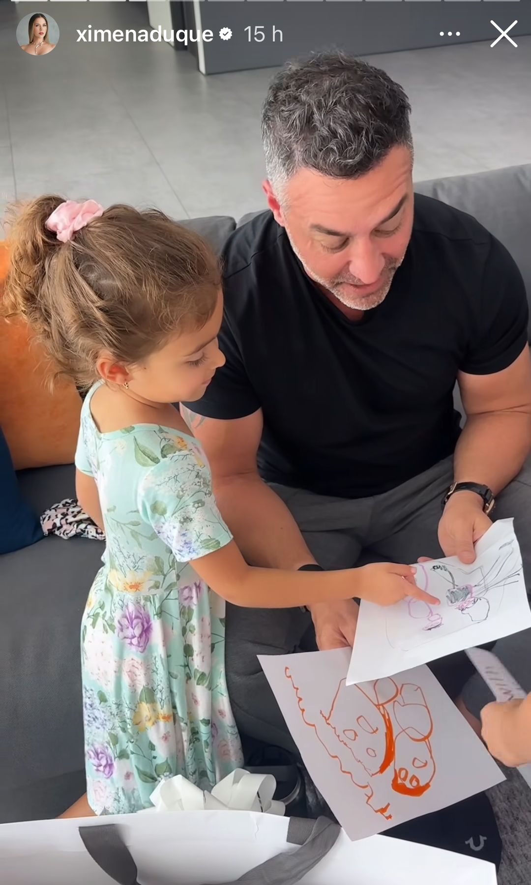 Jay Adkins admirando los dibujos de su hija Skye.
