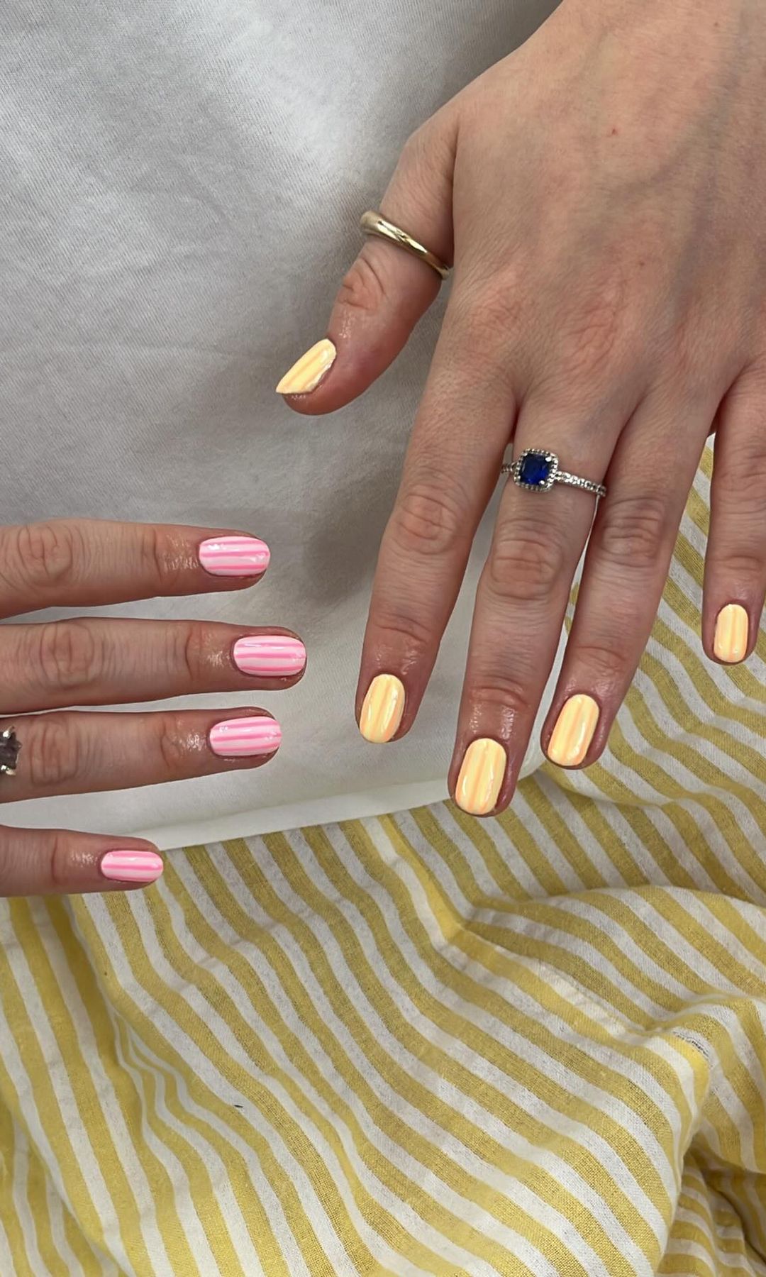 Manicura de rayas en amarillo y rosa
