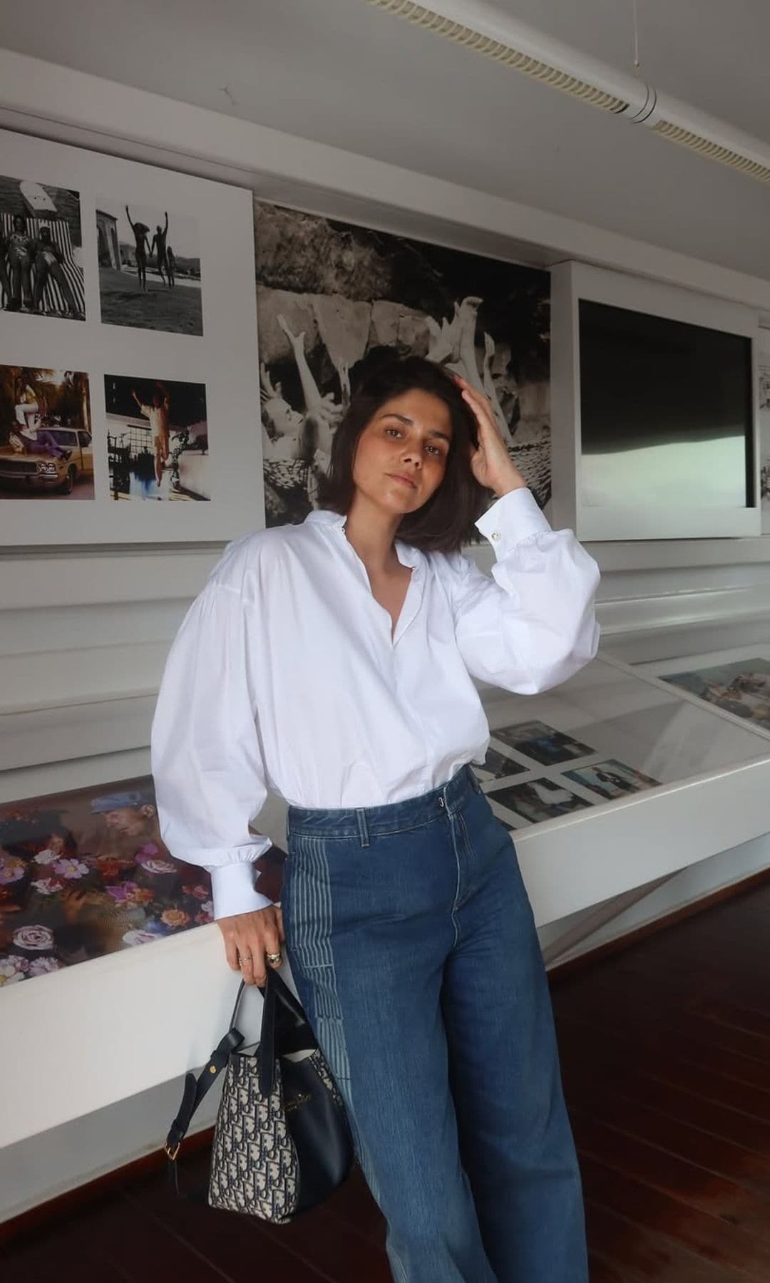 vaqueros y camisa blanca