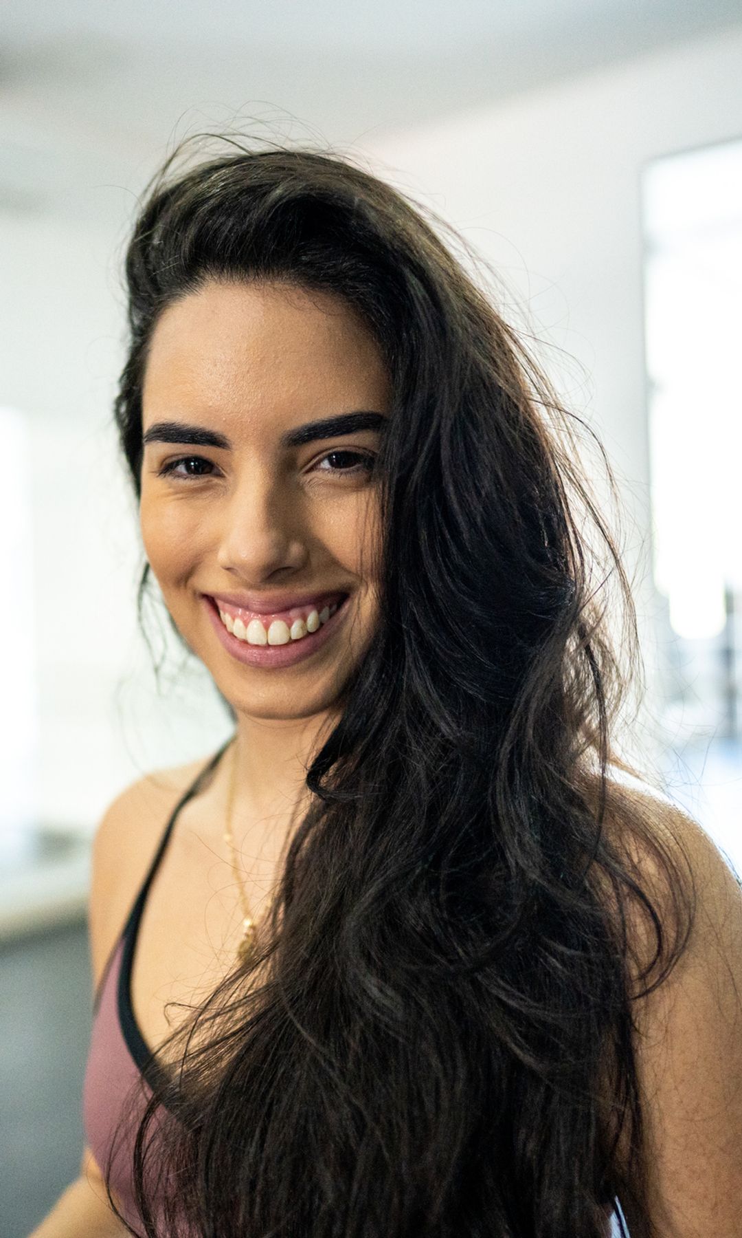Mujer sonriente en el gimnasio
