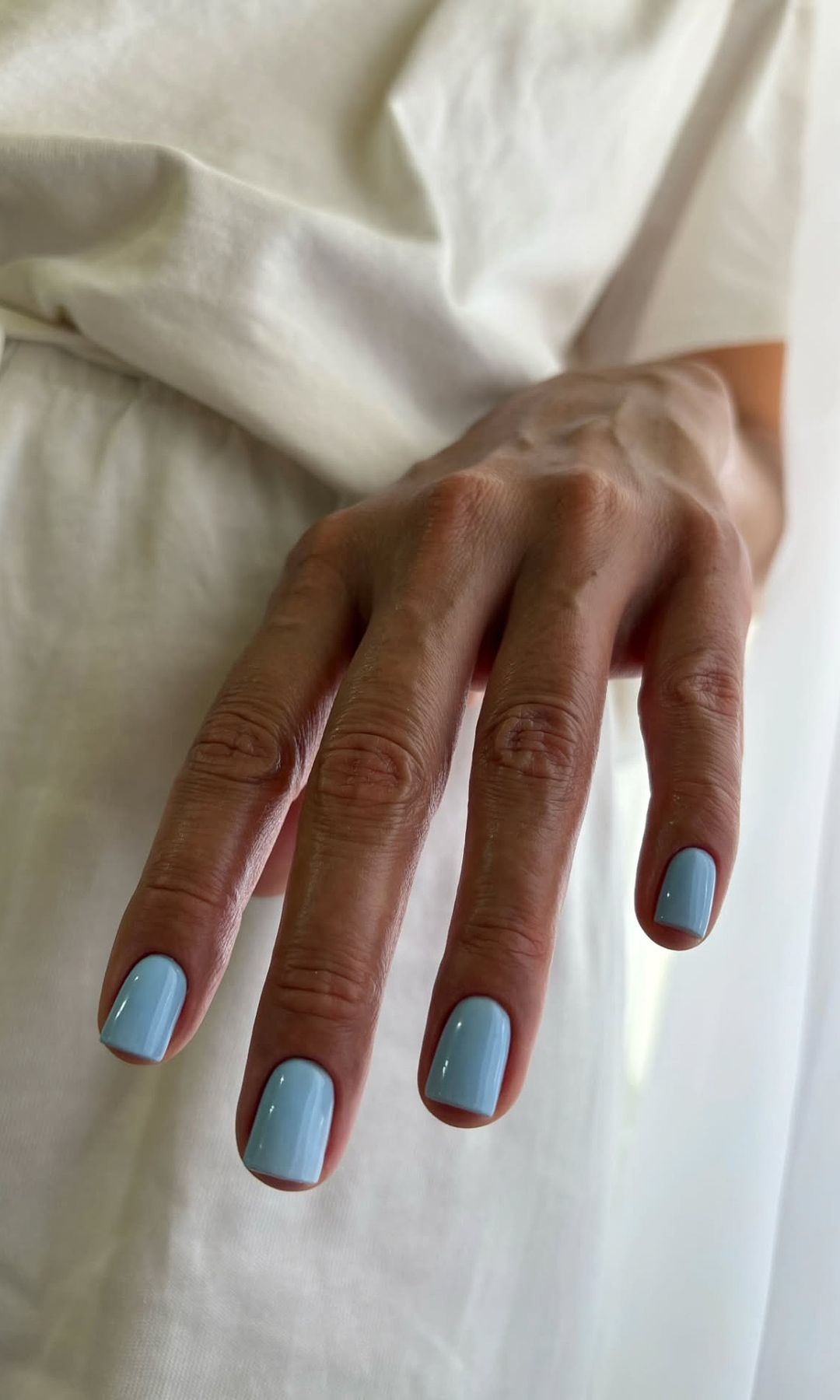 Manicura en azul cielo