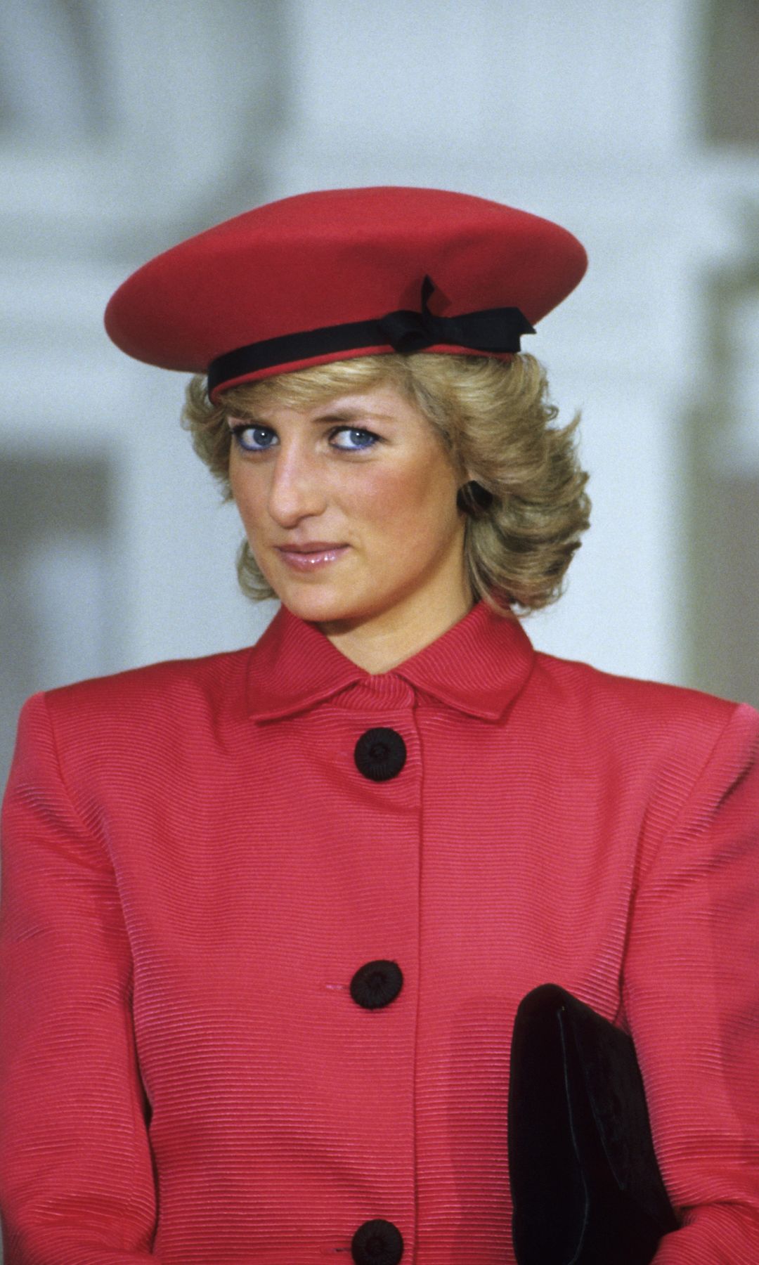 Diana de Gales con abrigo rojo.