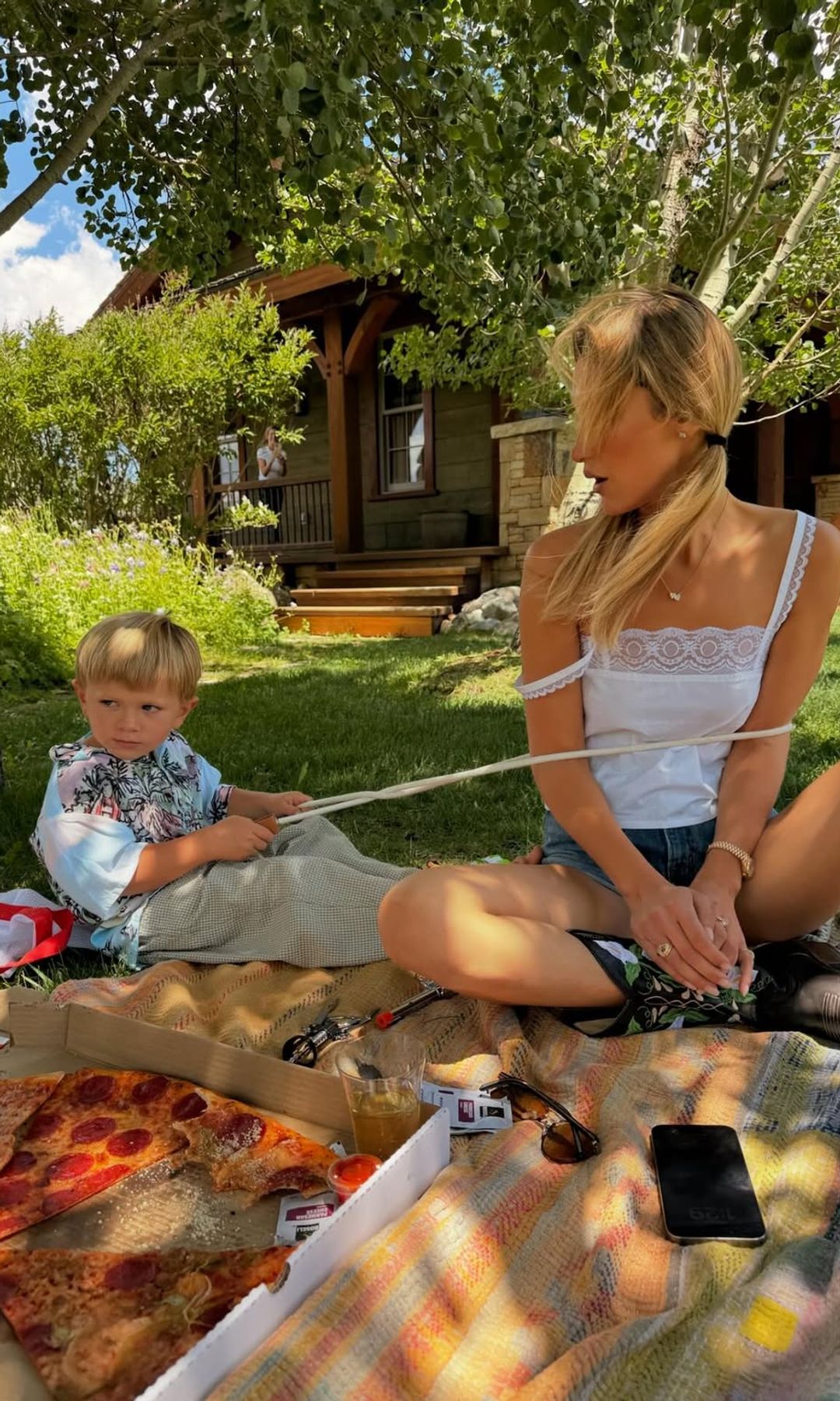 Bella Hadid comparte un momento al aire libre con un niño durante un picnic