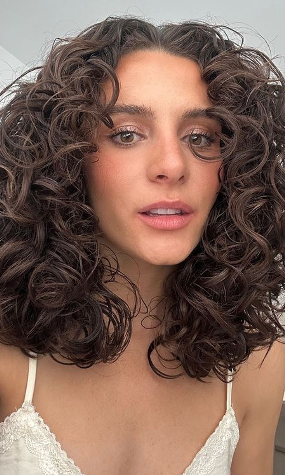 10 cortes de pelo rizado a capas que los peluqueros adoran
