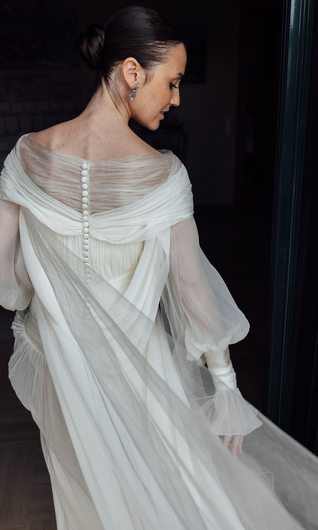 Vestido de novia con capa desmontable