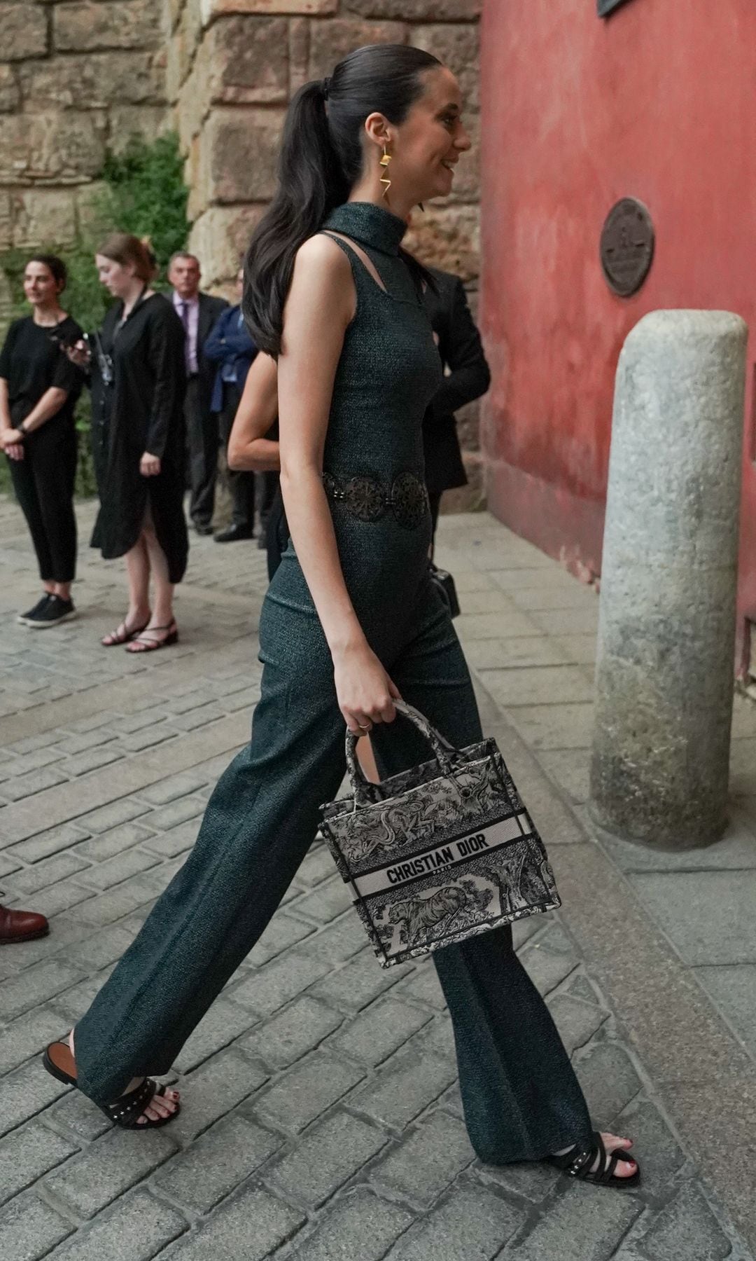 Victoria Federica con sandalias planass