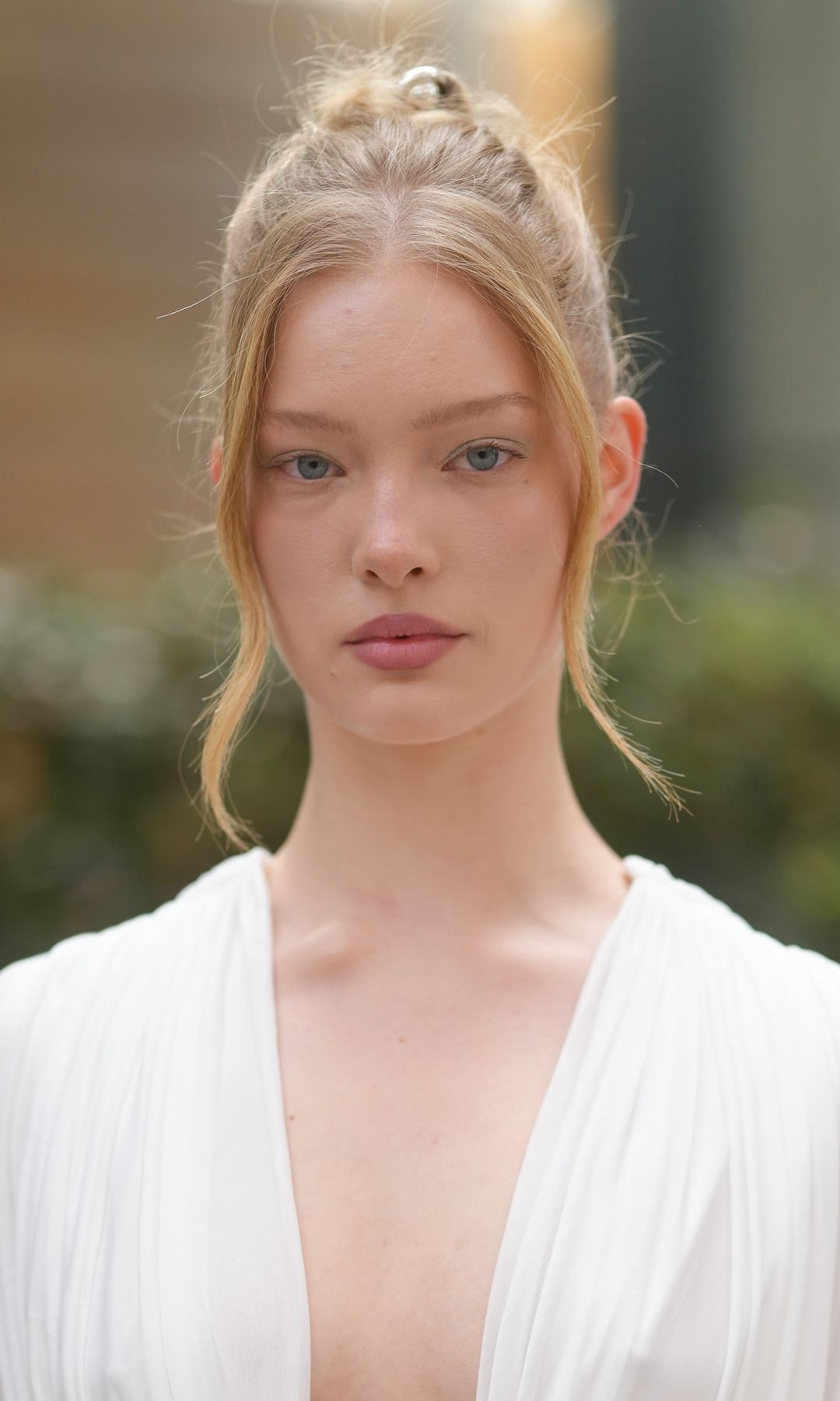 Mujer rubia con maquillaje natural