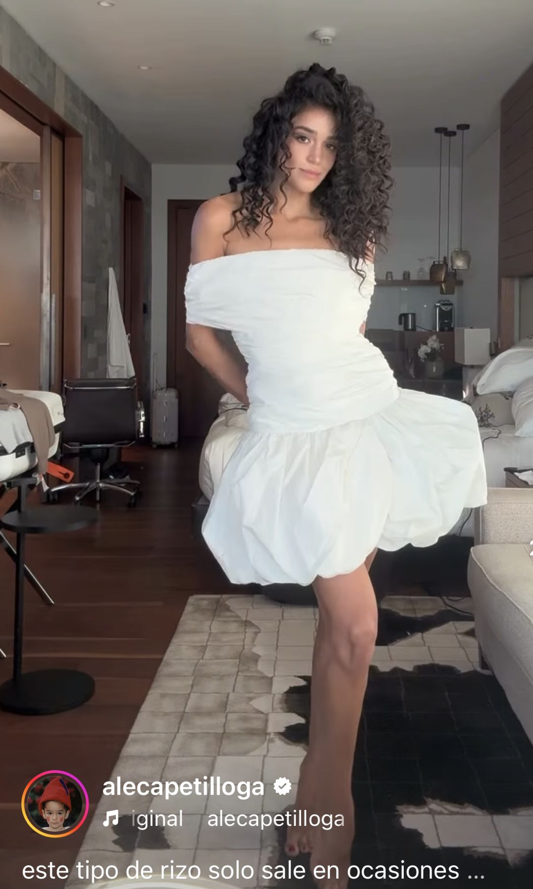 Ale Capetillo presumió sus rizos con un vestido off shoulder y falda globo.