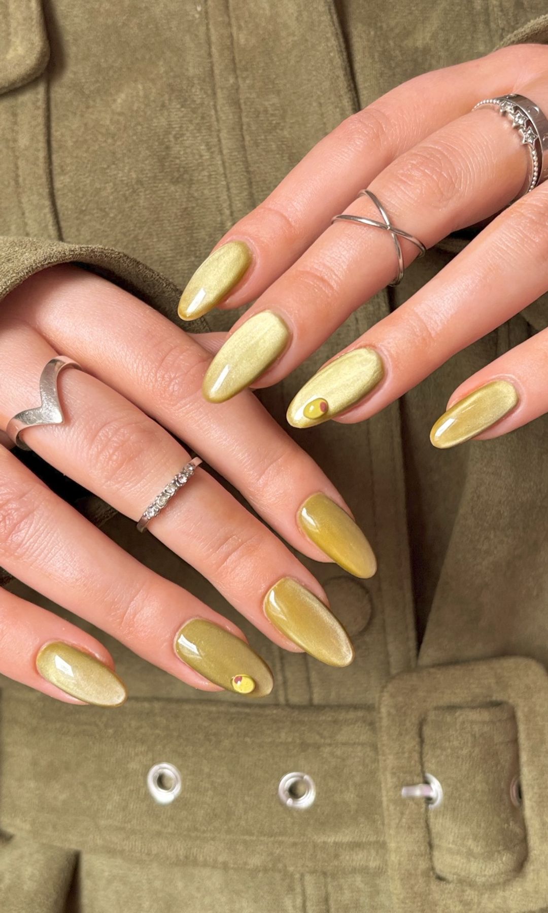 Manicura verde oliva efecto ojo de gato 