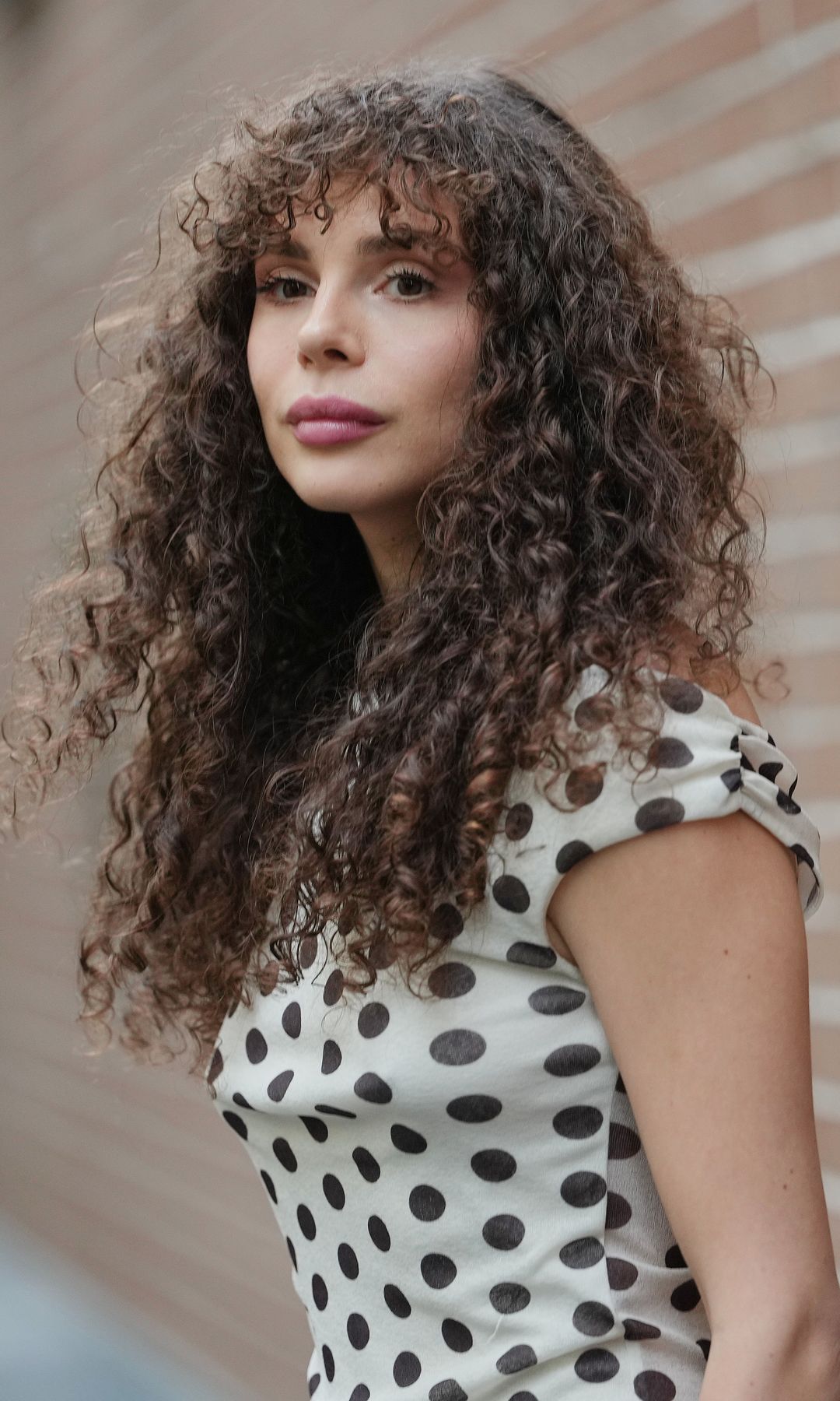 Mujer con cabello largo y rizado