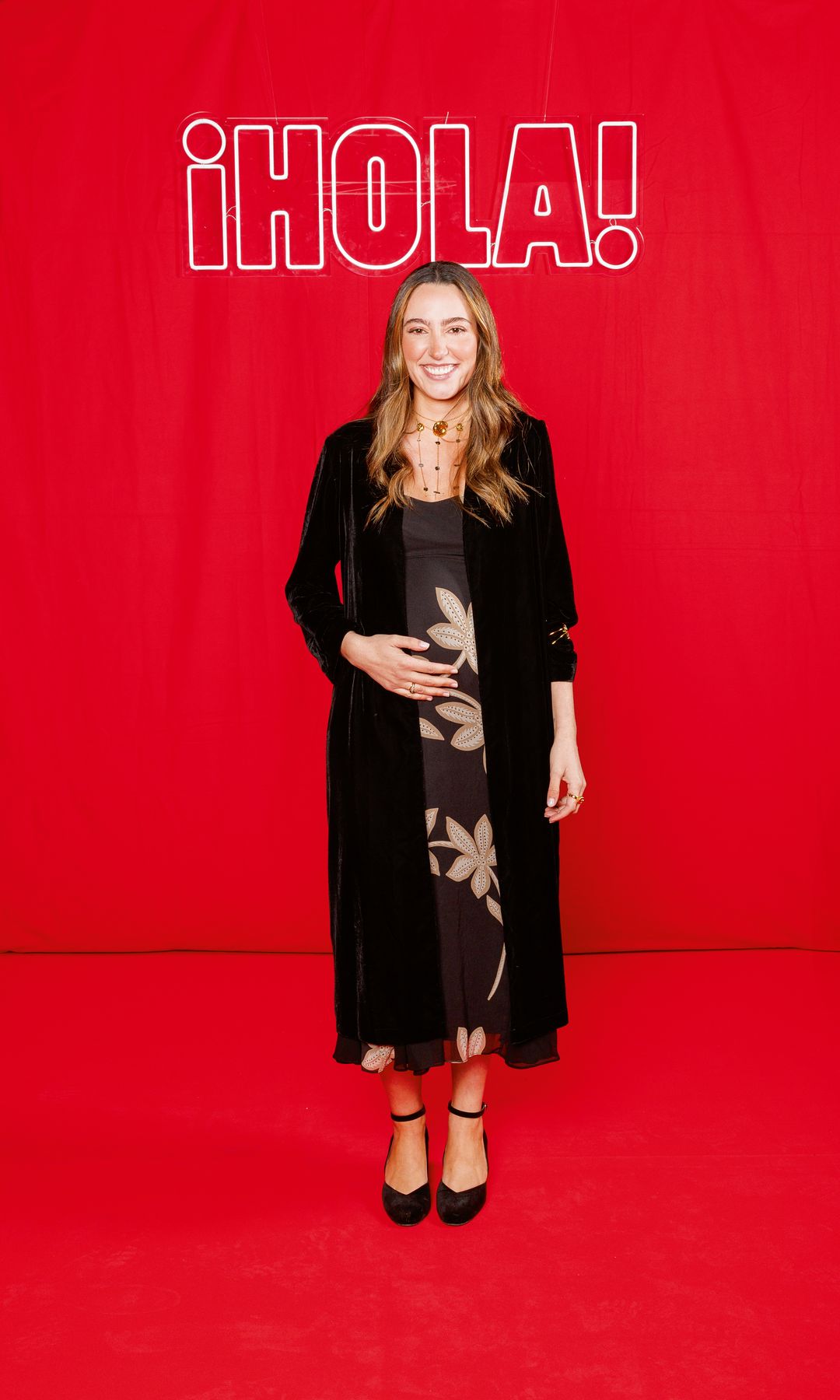 Ana Iglesias, tocándose su tripita de embarazada