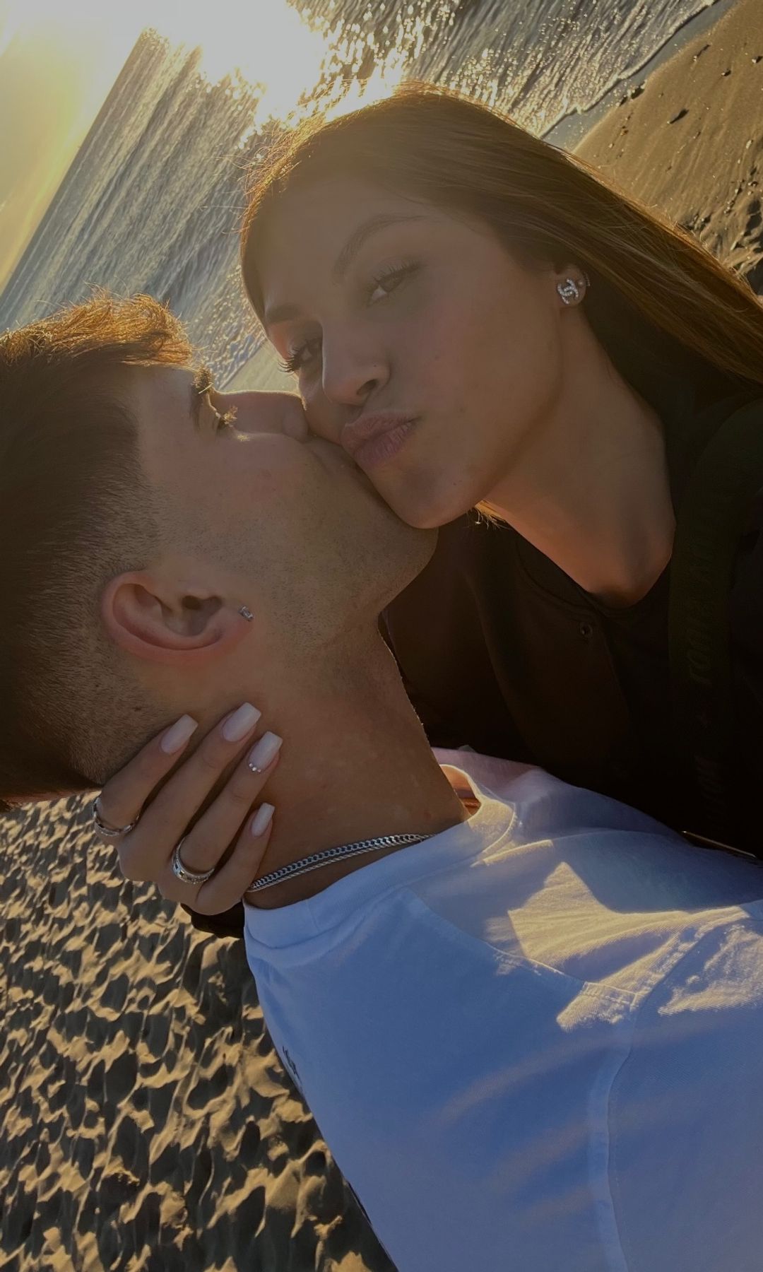 Daniela, la hija mayor de Joaquín Sánchez y Susana Saborido, con su novio