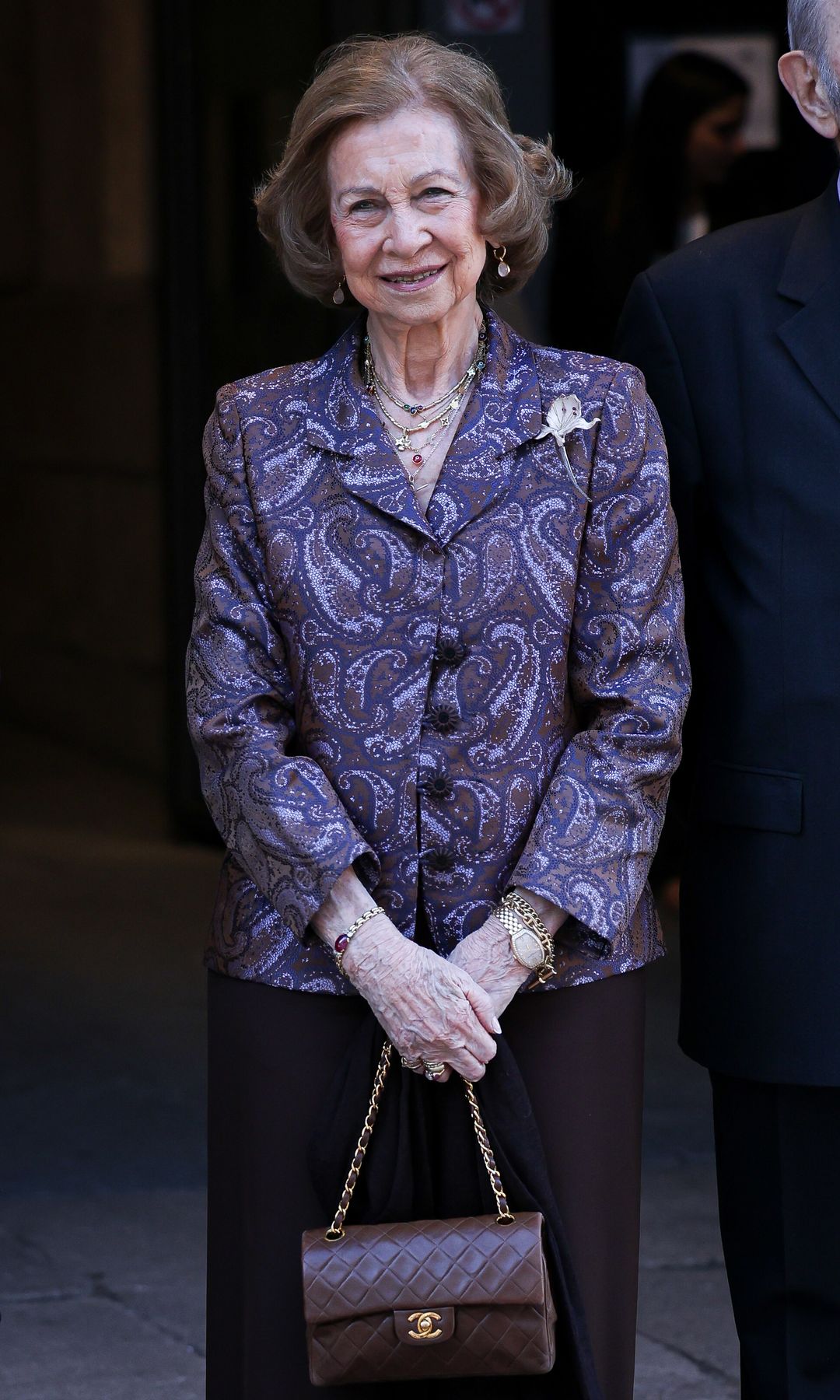 La reina Sofía con bolso de Loewe marrón