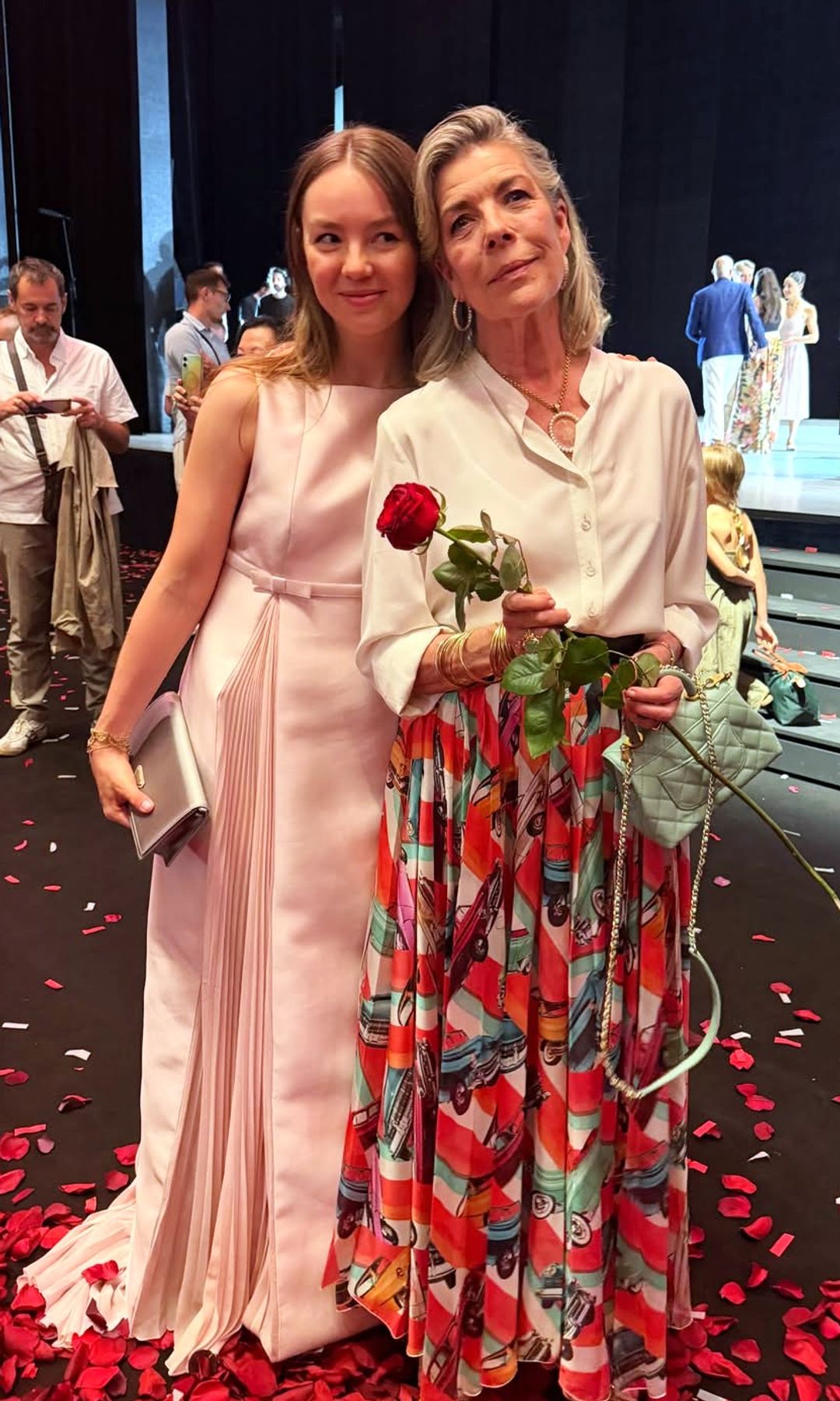 Carolina de Mónaco y Alexandra de Hannover, madre e hija, deslumbran en el Ballet de Montecarlo: rosa romántico y una falda con diez años de historia