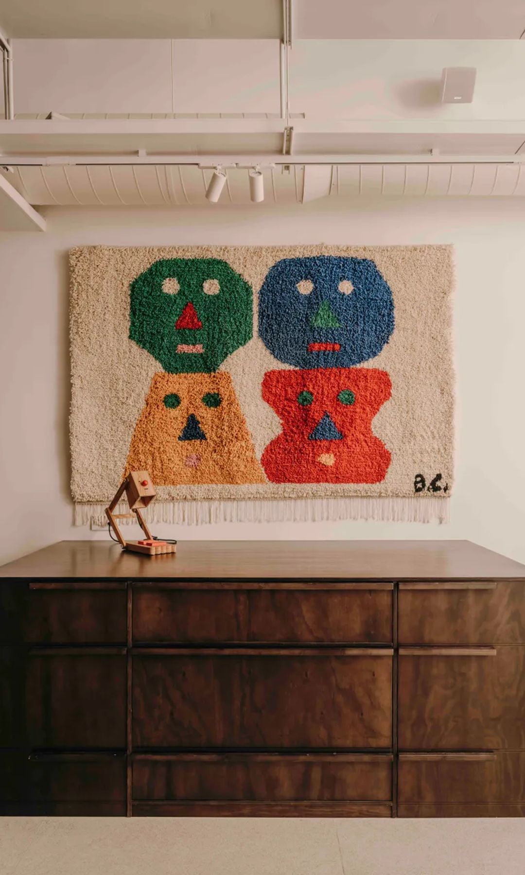 Mesa de madera con tapiz en la pared 