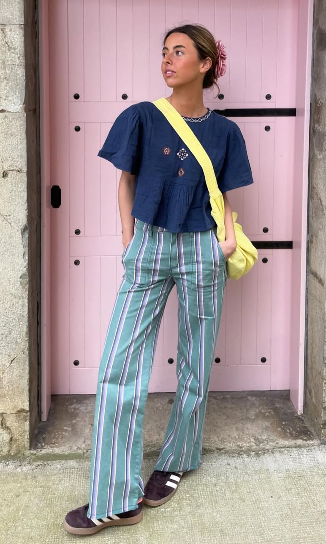 10 looks con pantalones de rayas que te salvarán en agosto cuando no sepas qué ponerte