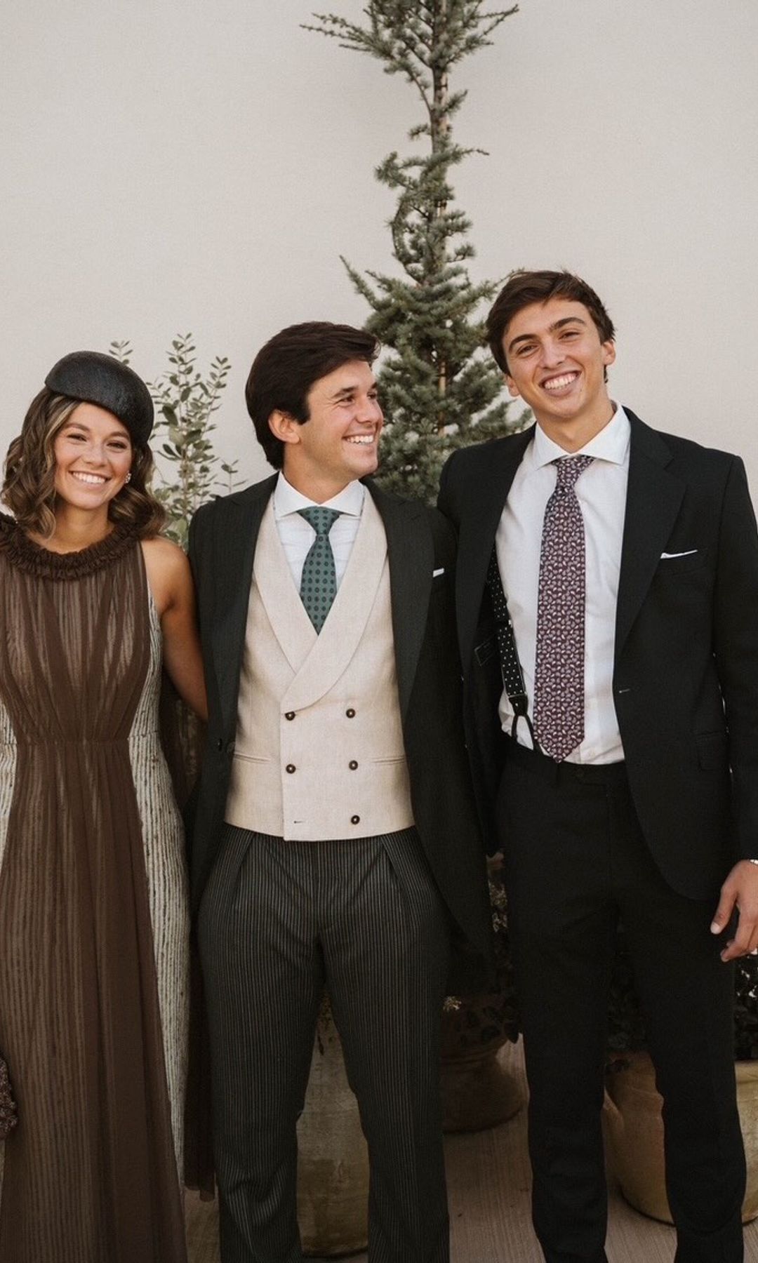 Invitada con look a medida de Poydel y tocado de Alium Alta Sombrerería