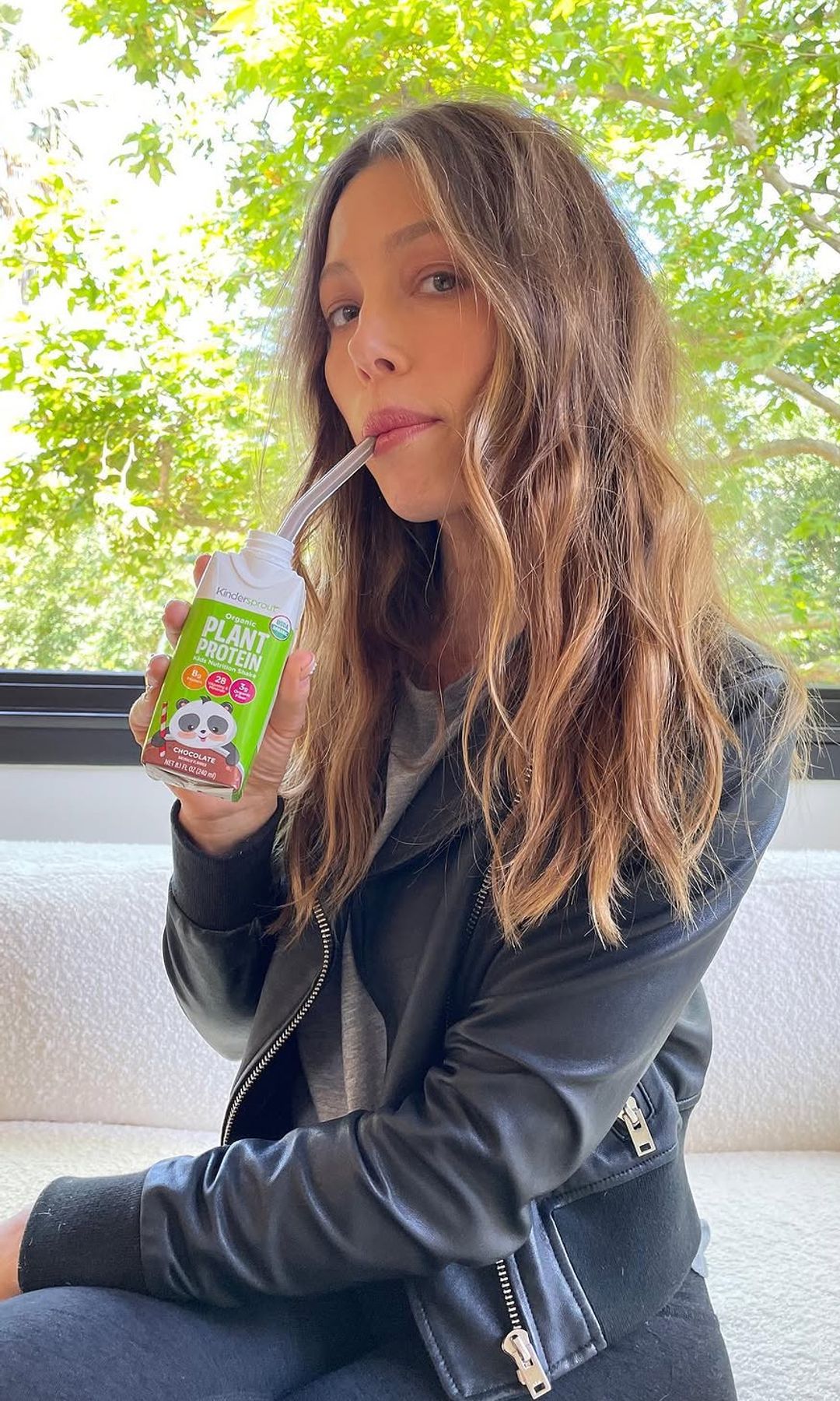 Jessica Biel tomando un zumo saludable