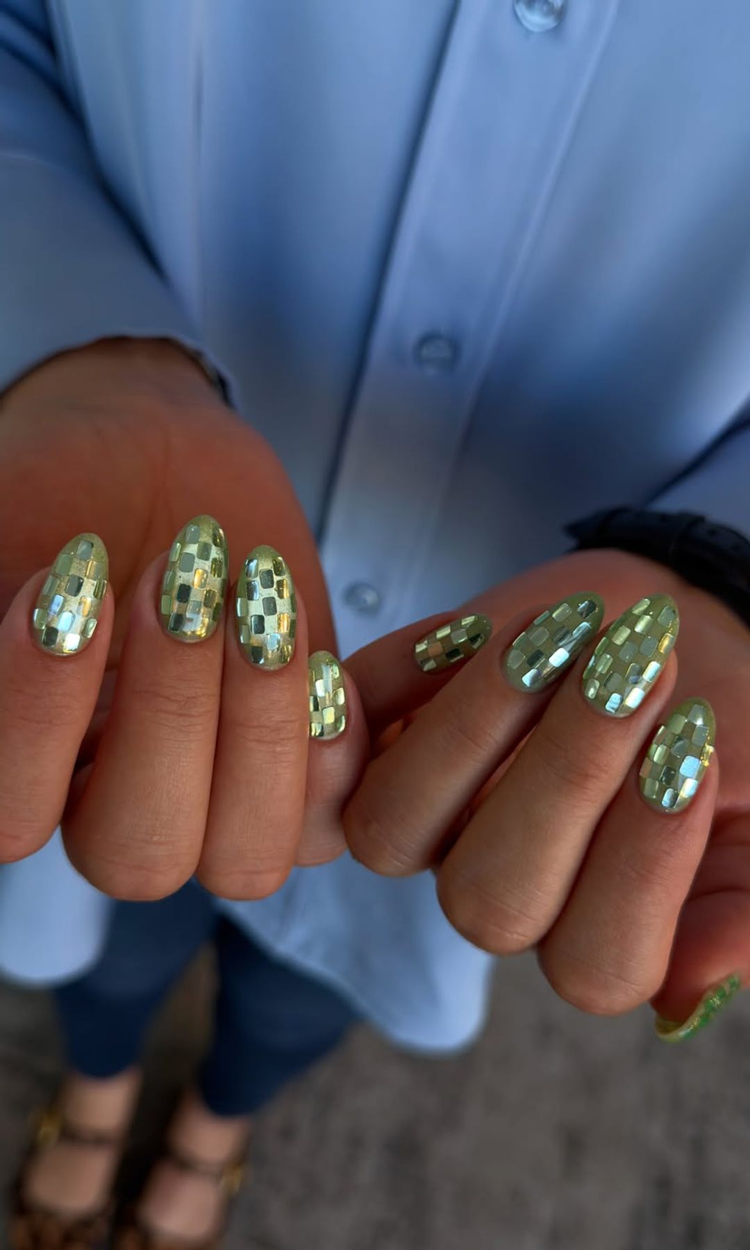 Manicura color menta con brillos
