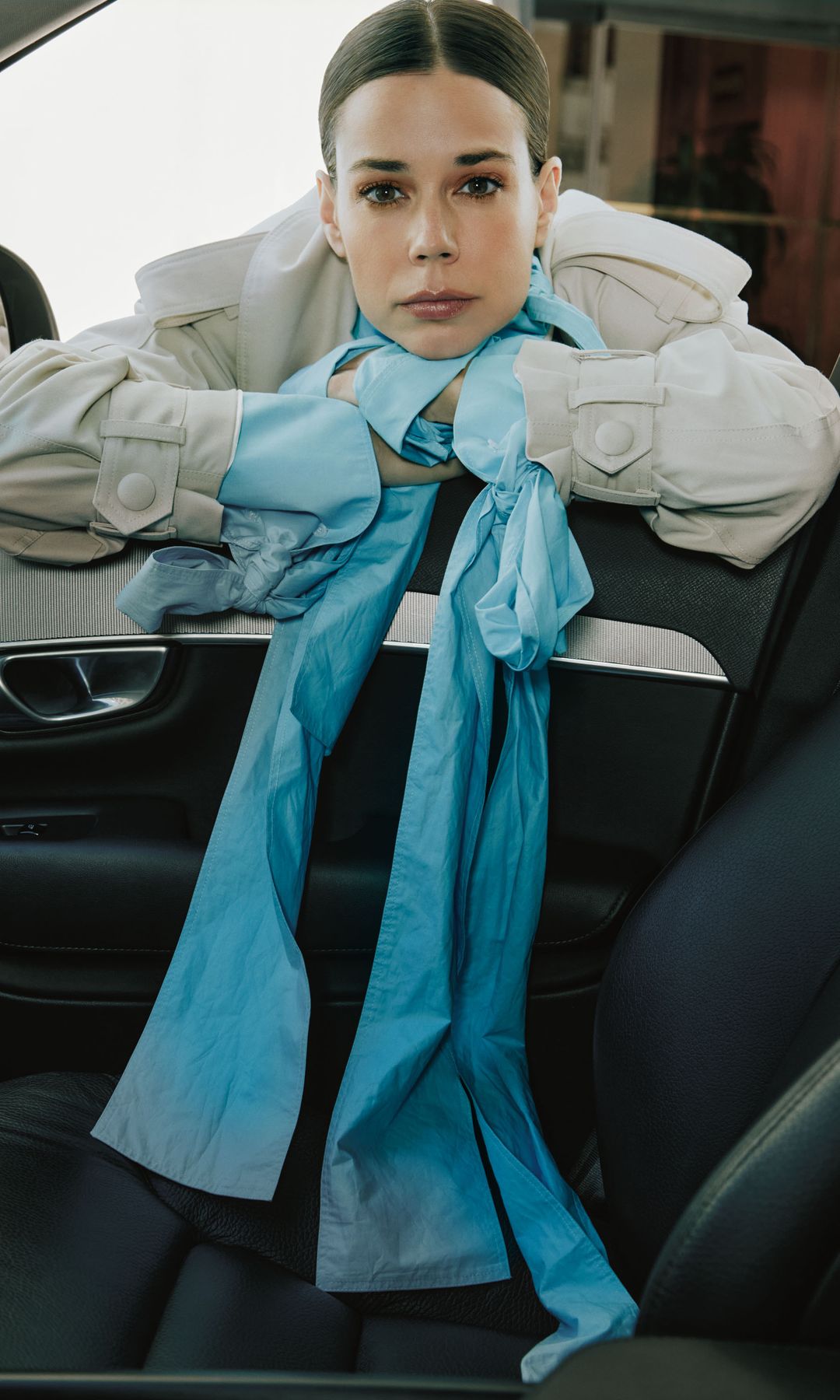 Laia Costa, posando apoyada en la ventanilla de un coche