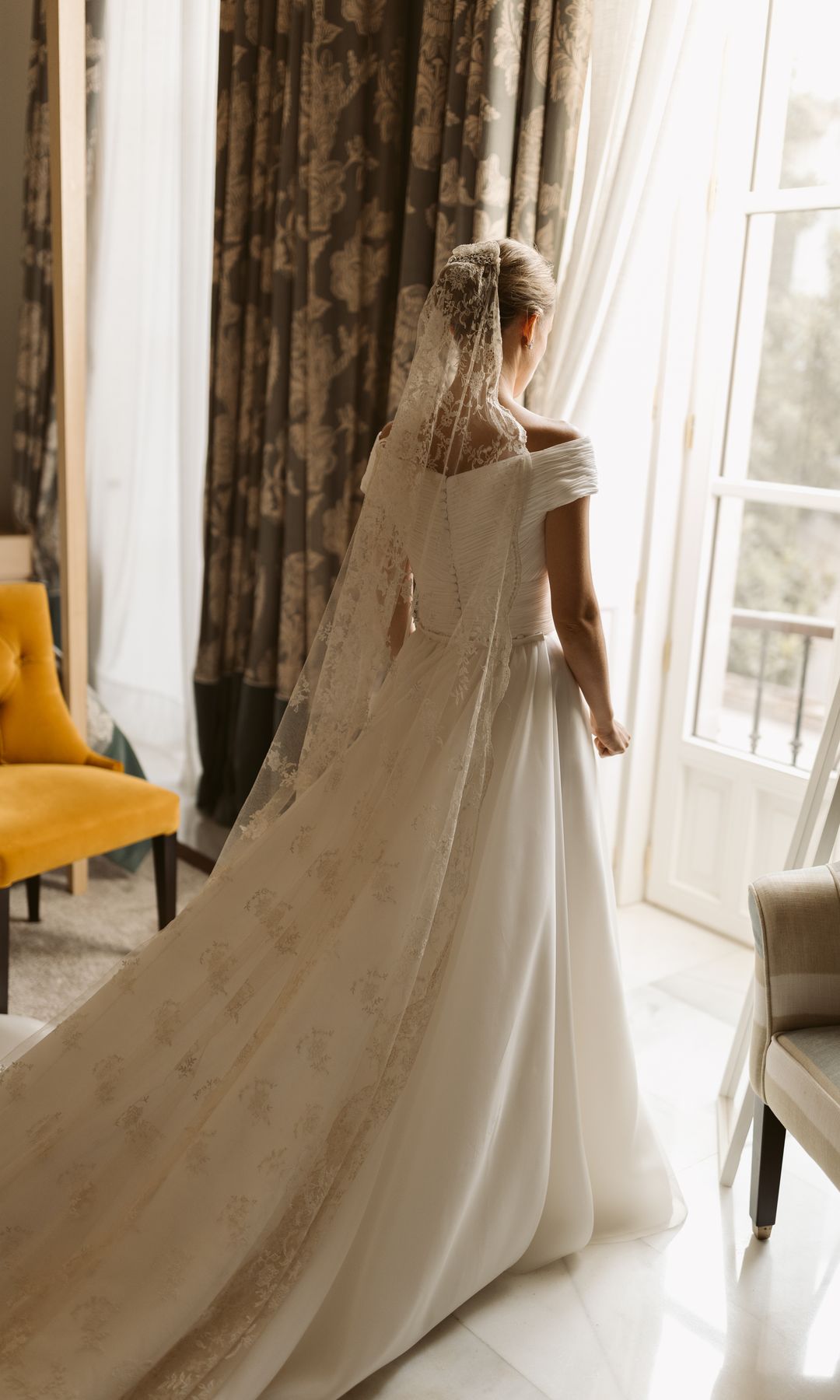 Novia con mantilla antigua