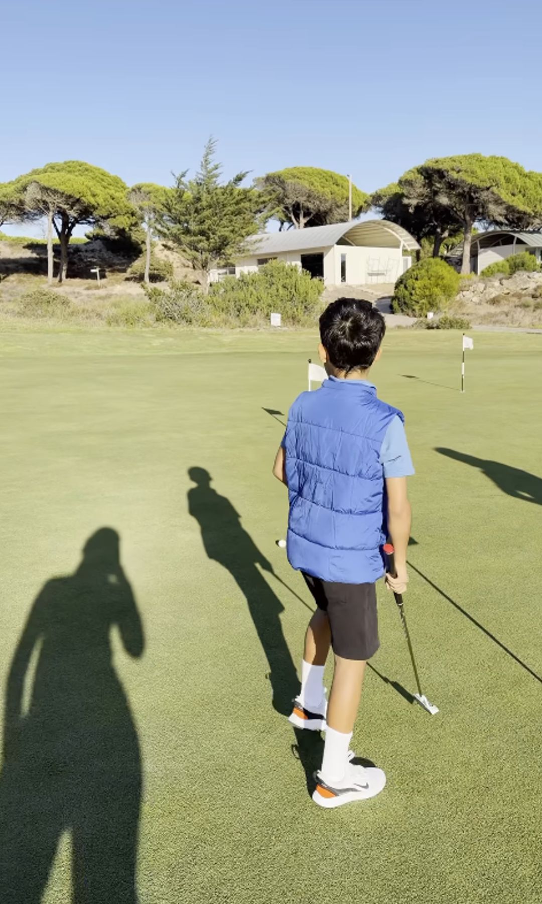 Mateo, uno de los mellizos de Cristiano Ronaldo, demuestra su afición por el deporte practicando golf