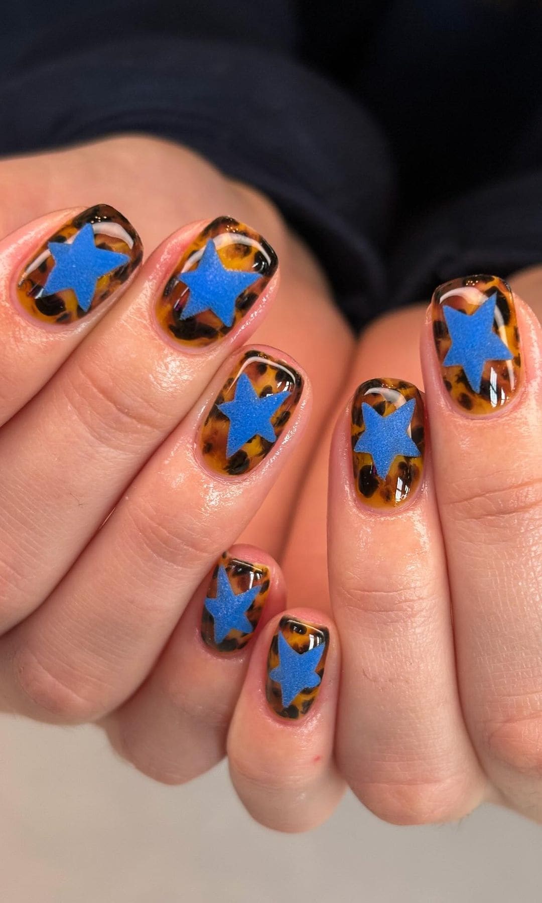 Manicura carey con estrellas