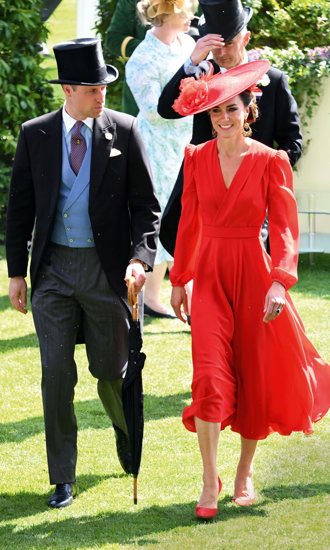 El príncipe Guillermo y Kate Middleton llegando a las carreras de Ascot, donde el tocado o pamela es imprescindible.