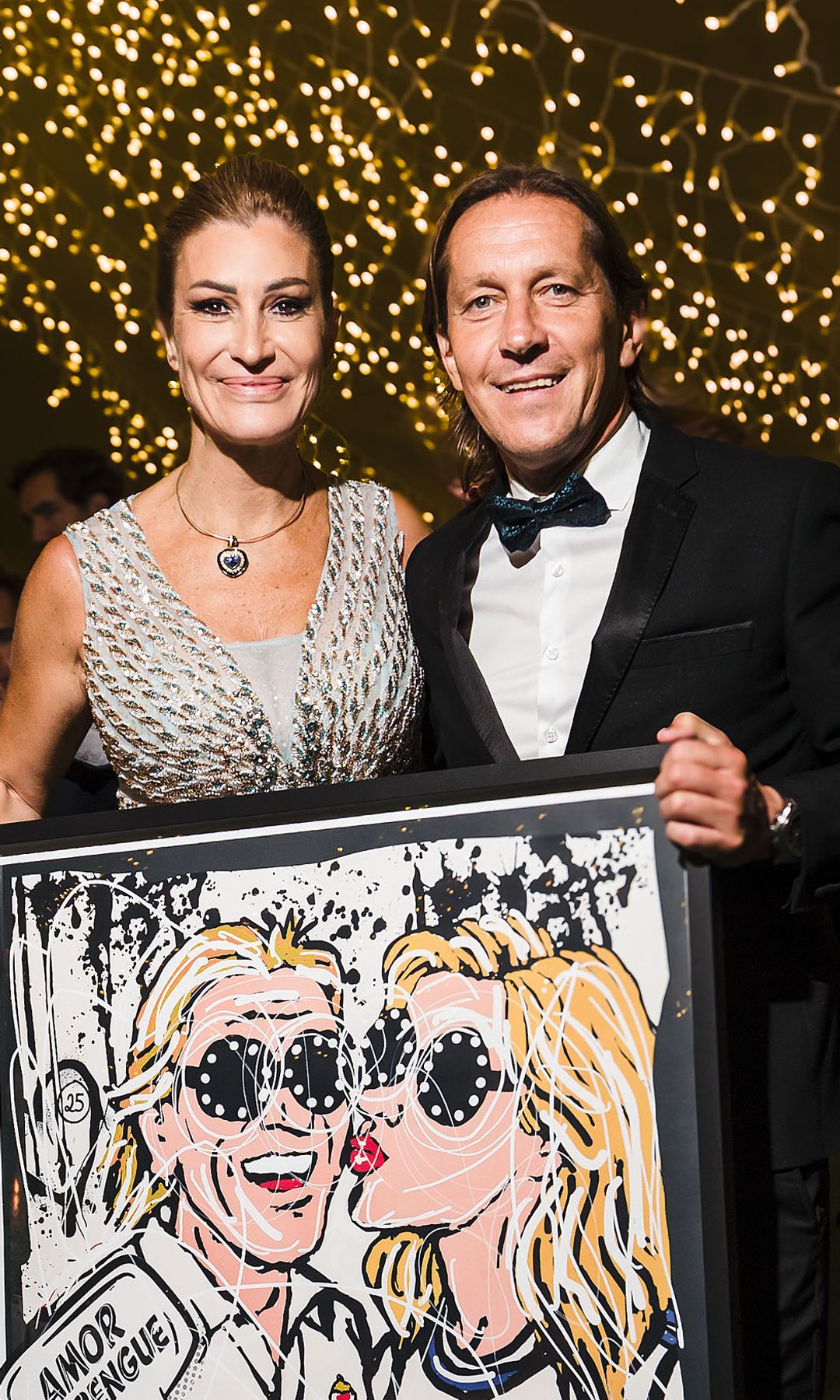 Míchel y Malu con el cuadro que les regalaron