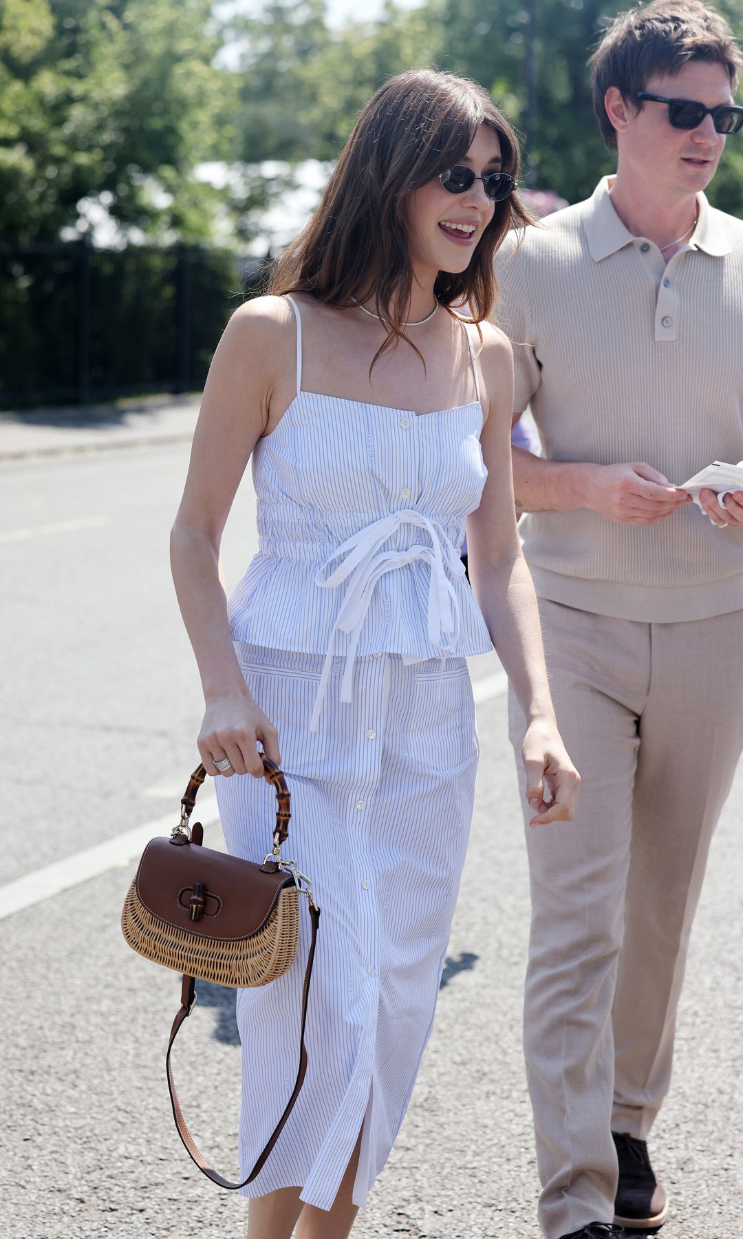 Daisy Edgar Jones llegando a la final masculina de Wimbledon 2025 con un conjunto de tirantes a rayas 
