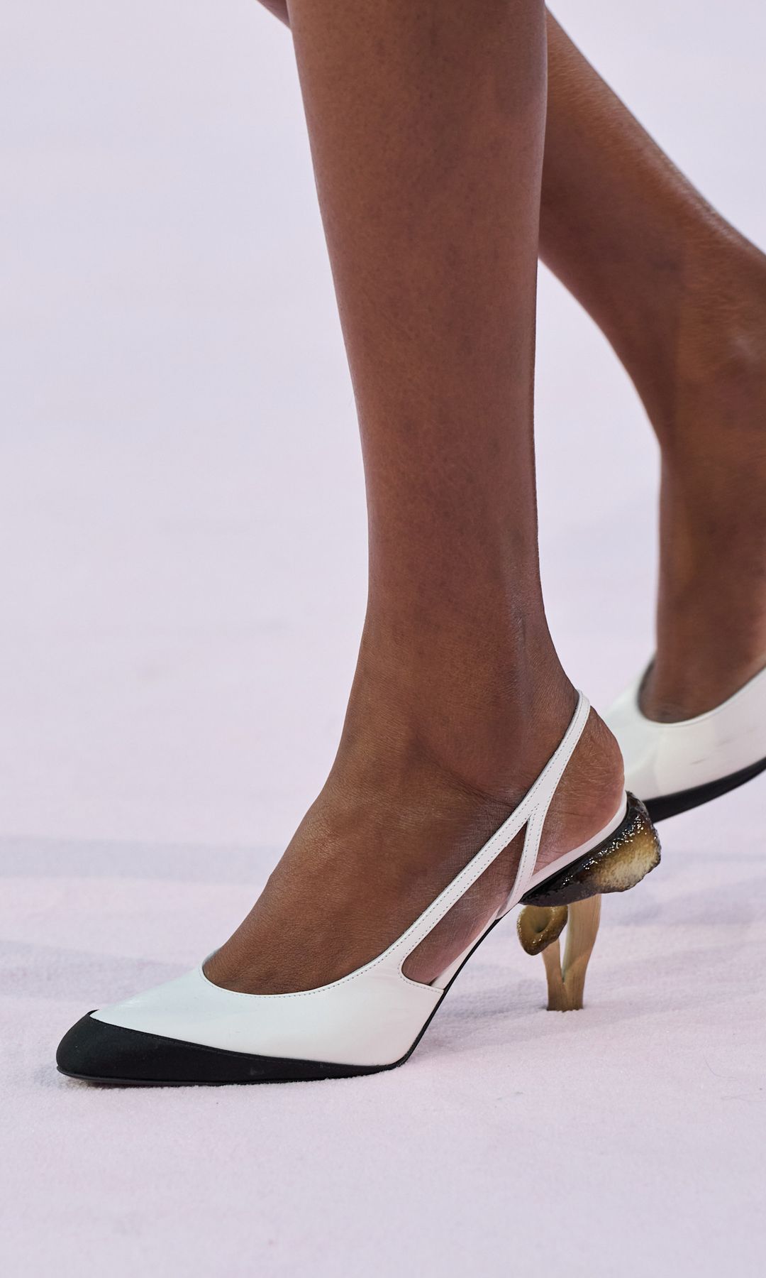 Tacones con detalles de hongo.