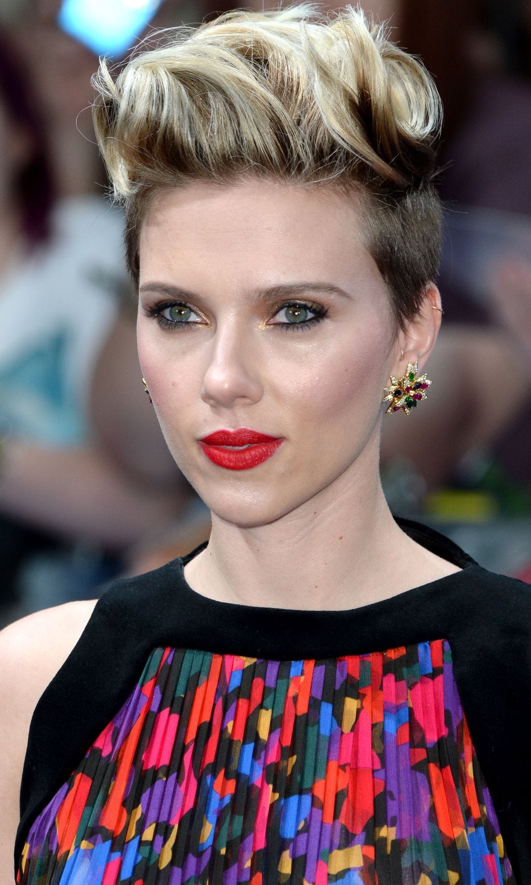 Scarlett Johansson con corte undercut y tupé en 2015