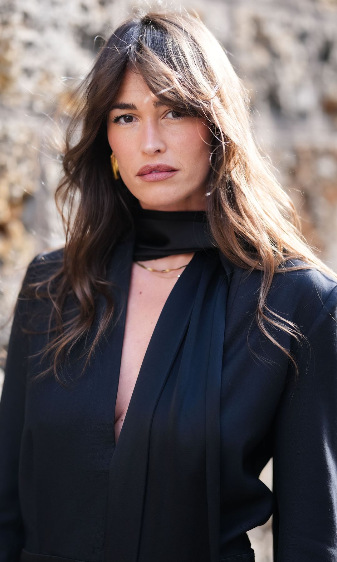 Mujer cabello largo con flequillo cortina